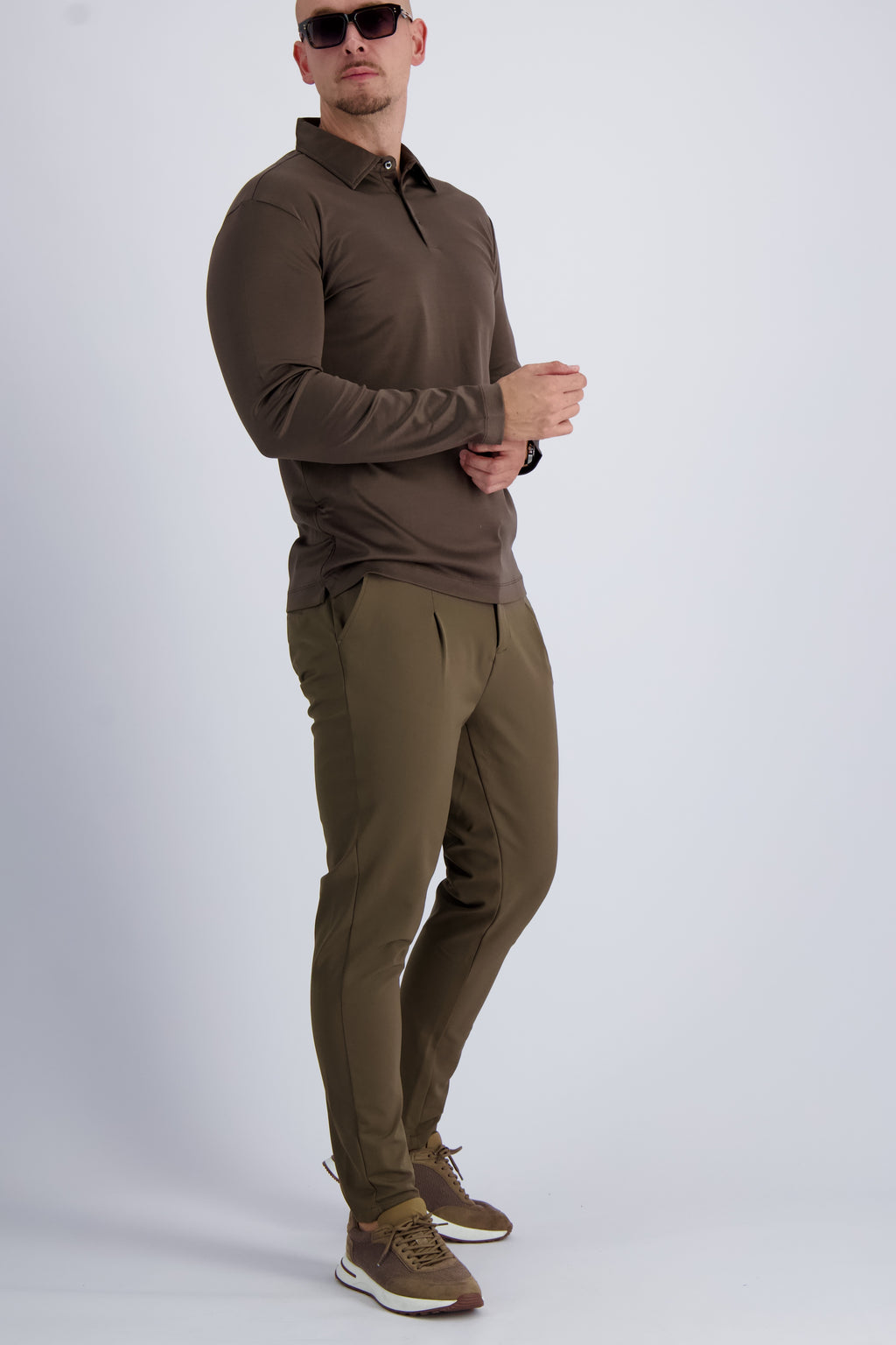 Smart casual men outfit featuring the brown mercerised polo longsleeve for men. 