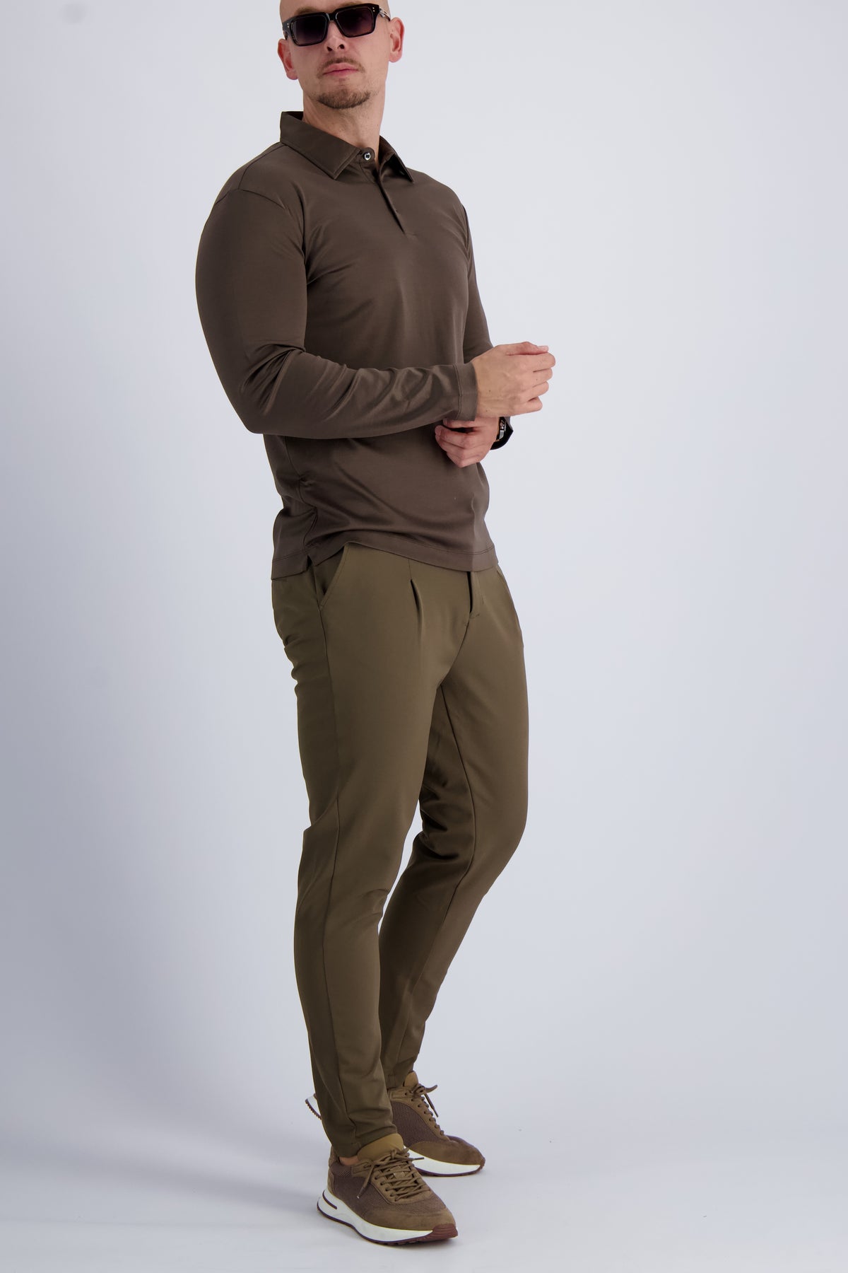 Smart casual men outfit featuring the brown mercerised polo longsleeve for men. 