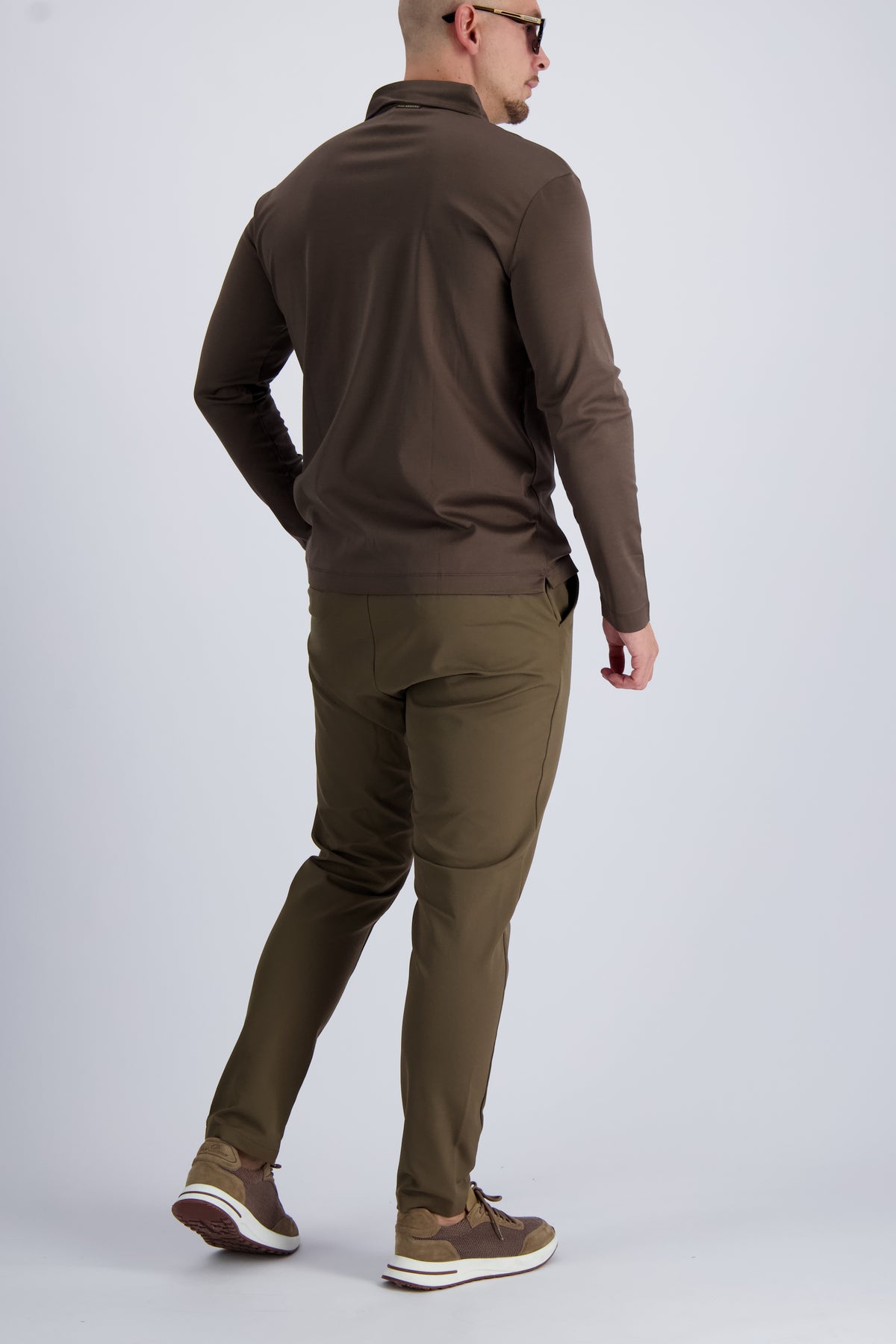Smart casual men outfit featuring the brown mercerised polo longsleeve for men. 