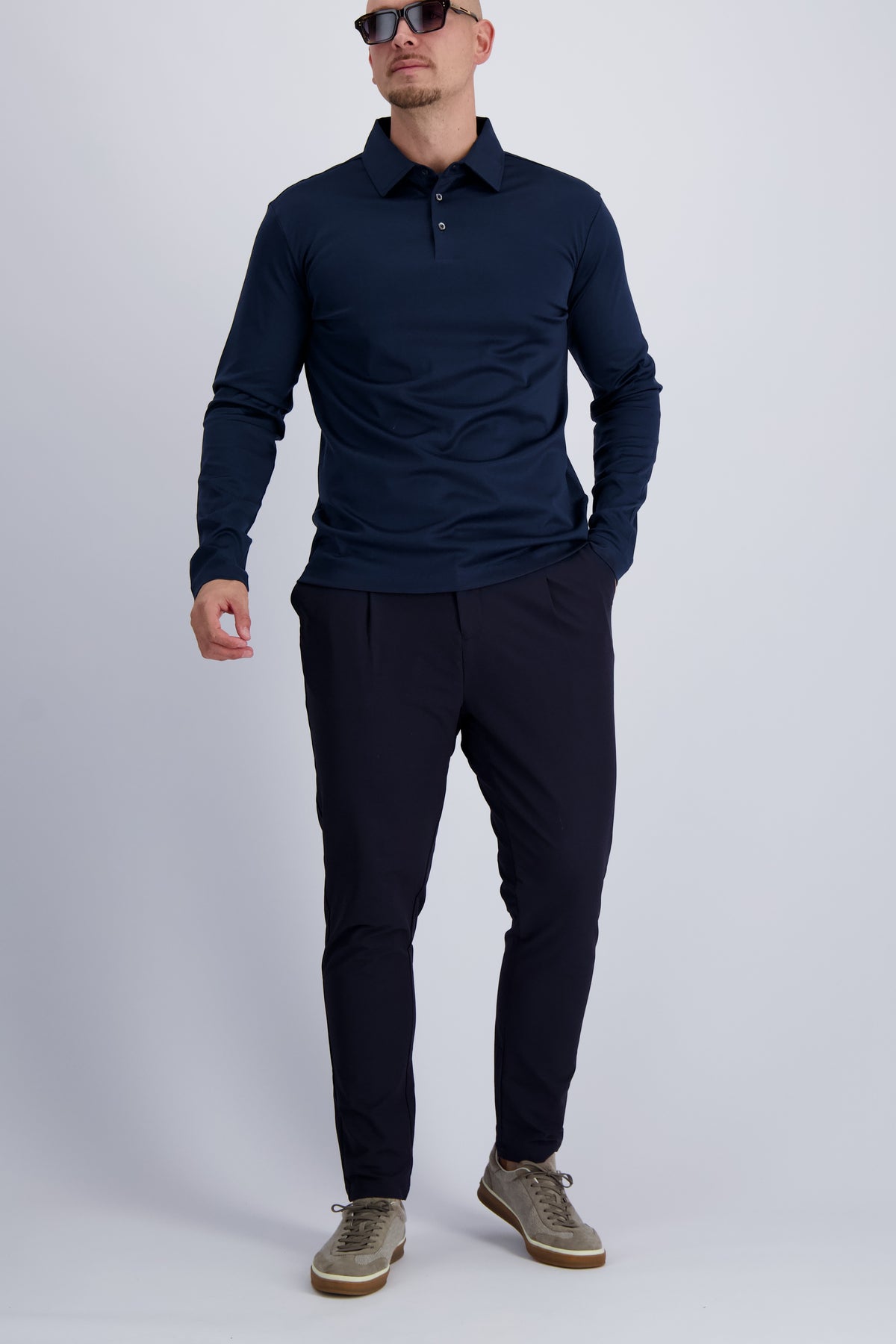 Les Brutes Luxury mercerised polo with longsleeves in Navy blue. Designed with a comfort fitting and premium looks for men. 