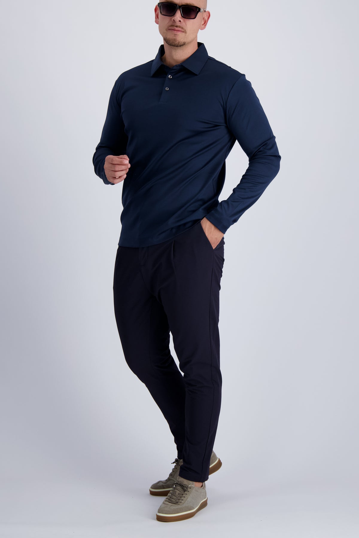 Les Brutes Luxury mercerised polo with longsleeves in Navy blue. Designed with a comfort fitting and premium looks for men. 