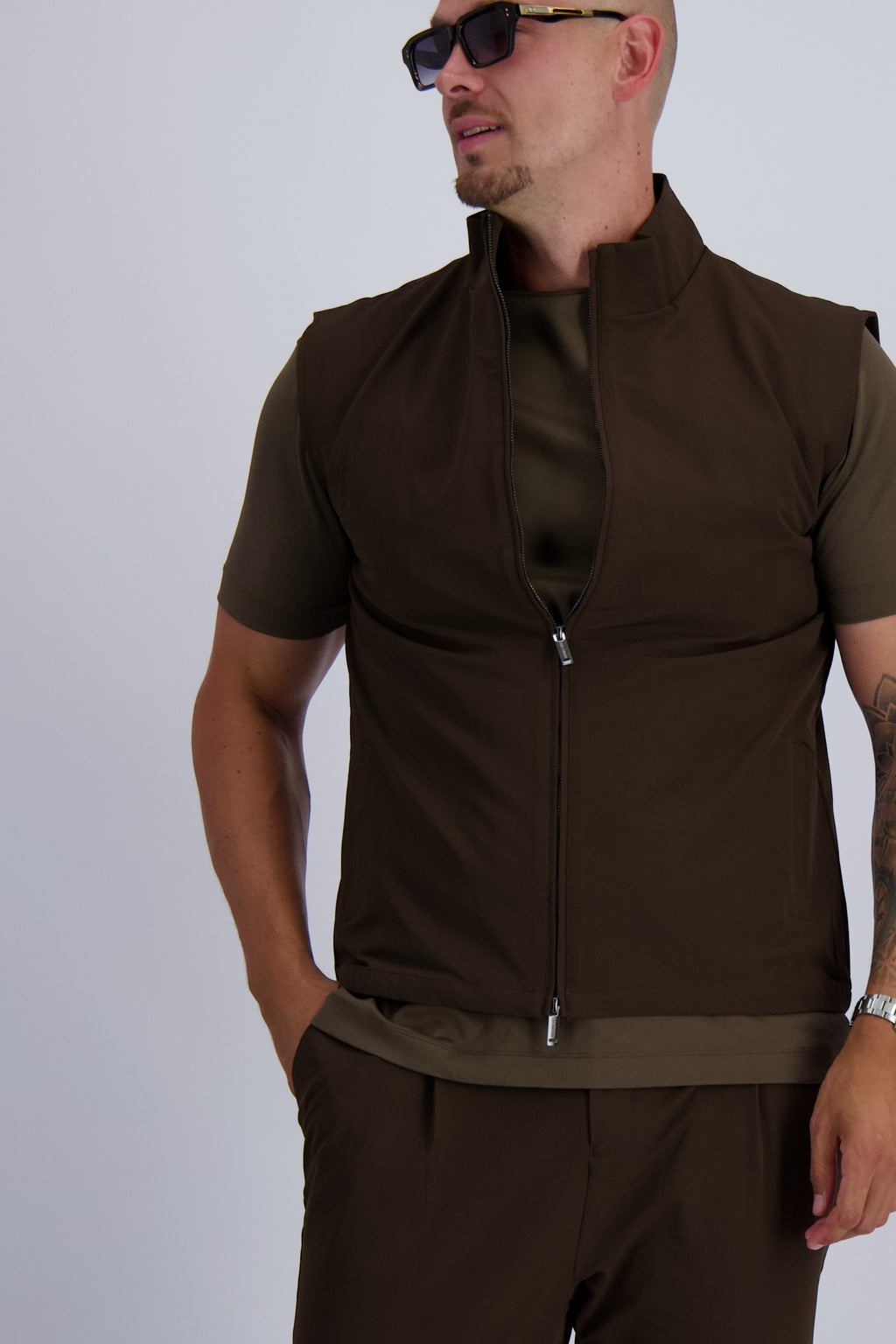 Les Brutes Tech Bodywarmer in dark brown. Perfect for layering and a casual or smart look. Premium quality with stretch