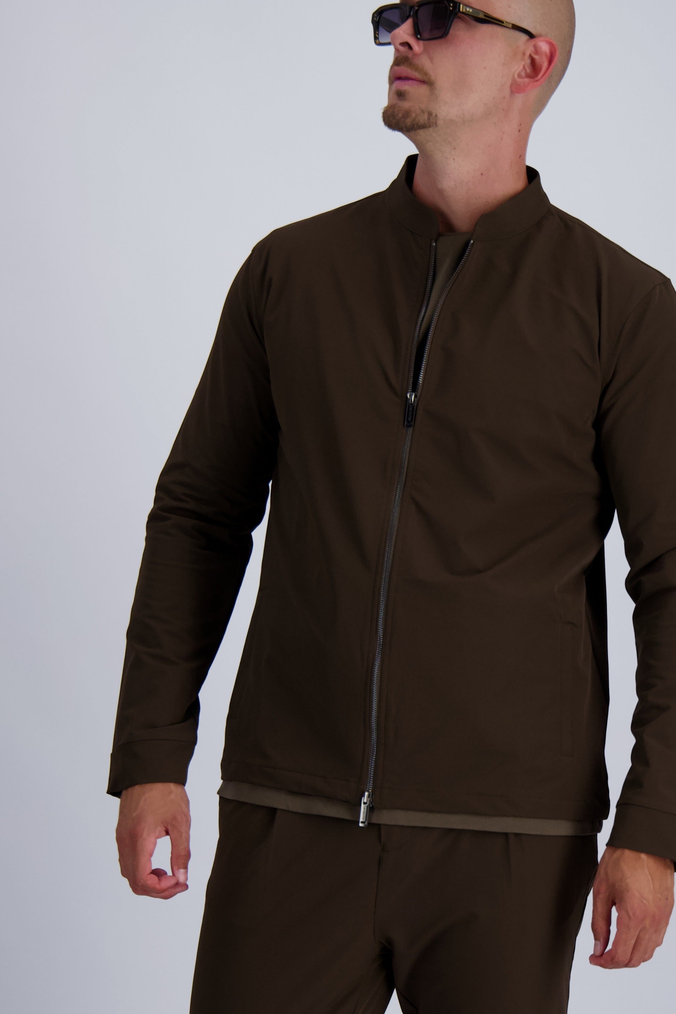 Les Brutes Tech Jacket standing collar in brown. A premium tech jack for casual days and smart ocassionis. Style is sportive chique. 