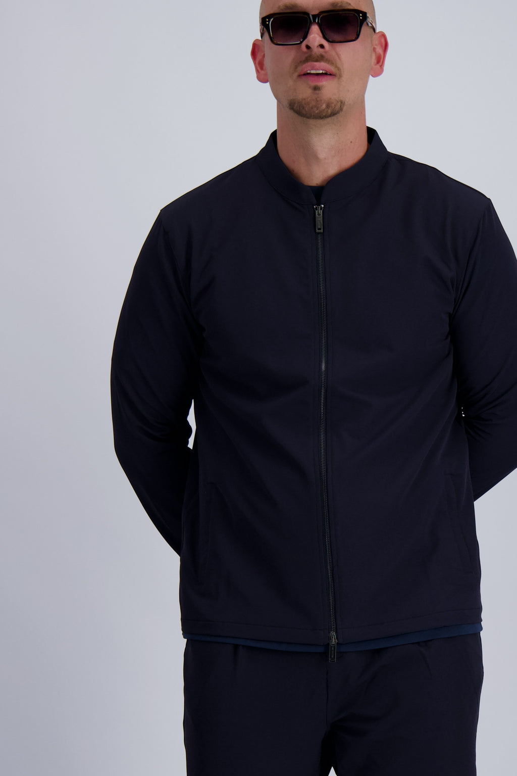 Les Brutes Tech Jack in Navy. Premium Tech Jacket in Navy blue. Timeless design for men who like smart casual wear. 