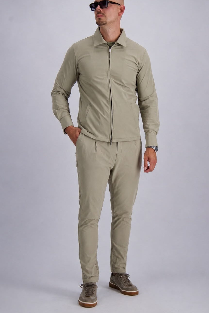 Les Brutes premium tech set in beige. Overshirt and matching trousers. 