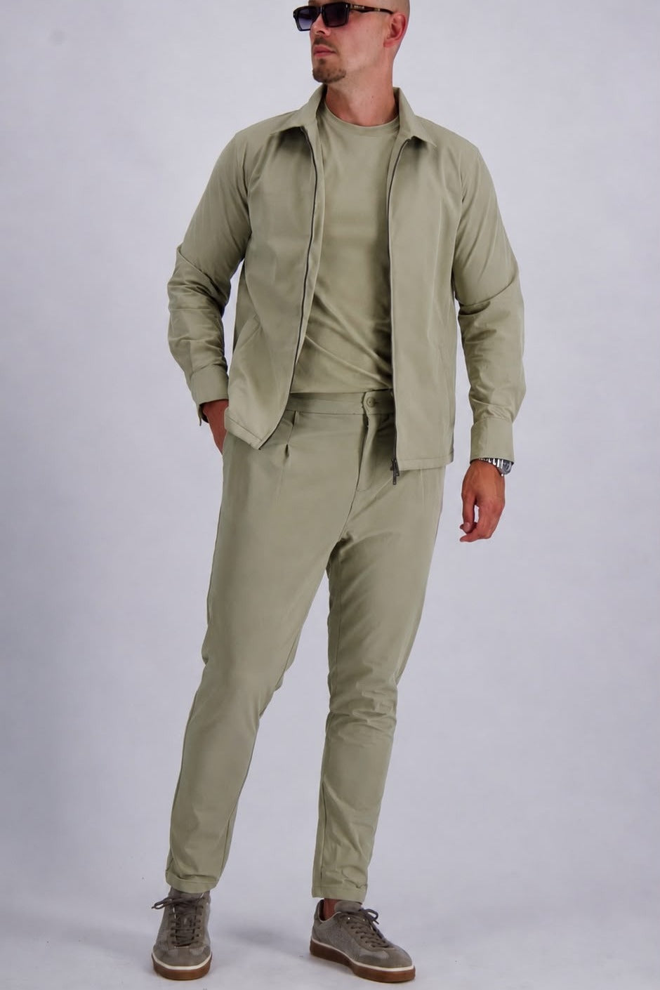 Les Brutes premium tech set in beige. Overshirt and matching trousers. 