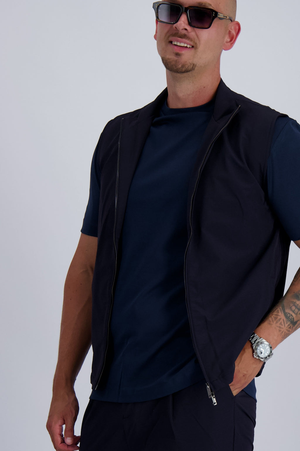 Les Brutes Tech Bodywarmer in Navy. Luxury Bodywarmer in Tech fabric with a minimalist design. Crafted with premium fabrics for men who like timeless fashion. 