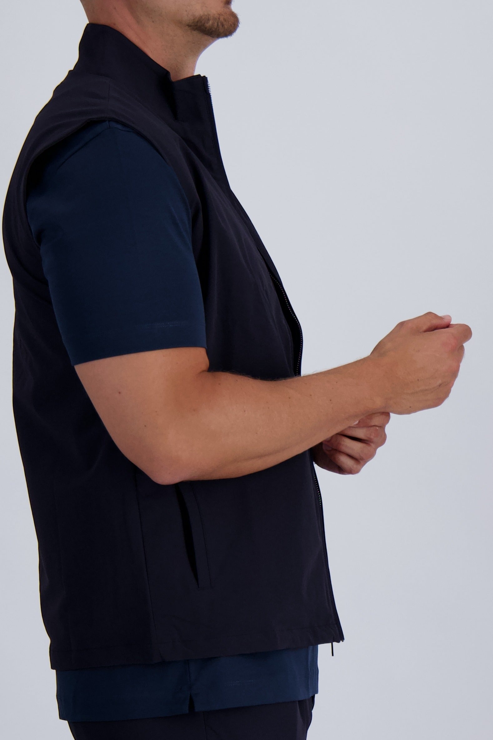 Les Brutes Tech Bodywarmer in Navy. Luxury Bodywarmer and with a minimalist design. Crafted with premium fabrics for men who like timeless fashion. 