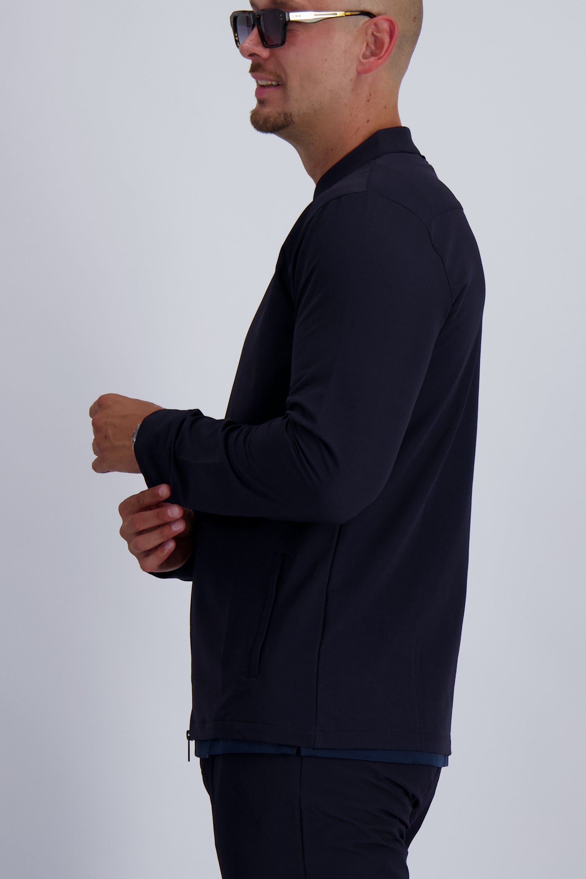 Les Brutes Tech Jack in Navy. Premium Tech Jacket in Navy blue. Timeless design for men who like smart casual wear. 
