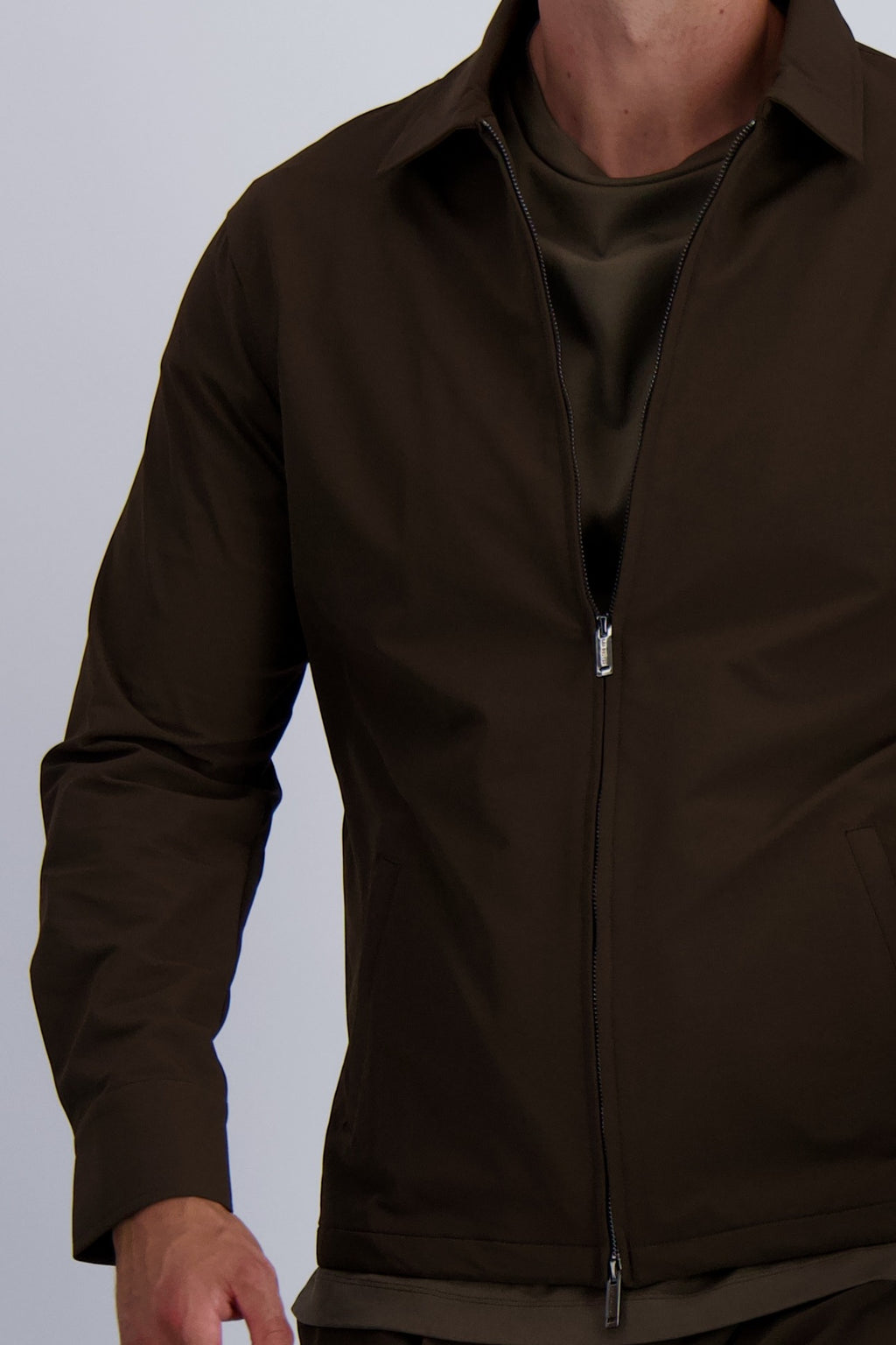 Les Brutes Tech overshirt brown. Wear it over a t-shirt as a perfect layer for extra refined looks. Crafted from premium Tech fabrics for men who value quality and timeless fashion. 