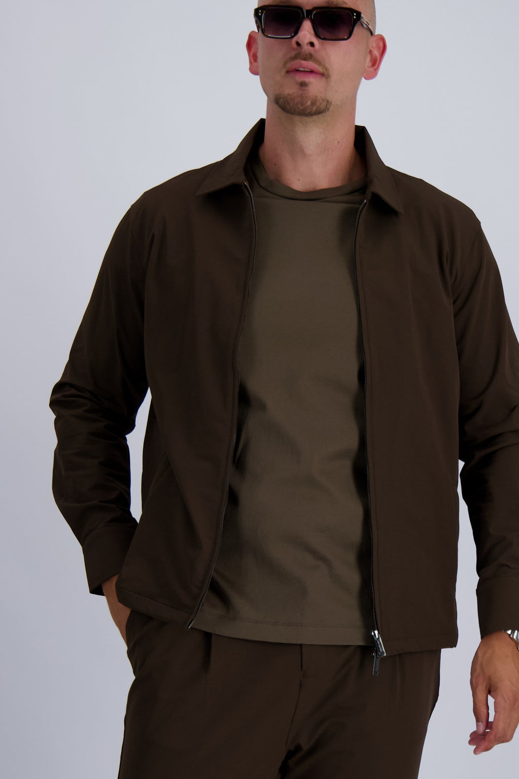 Les Brutes Tech overshirt brown. Wear it over a t-shirt as a perfect layer for extra refined looks. Crafted from premium Tech fabrics for men who value quality and timeless fashion. 