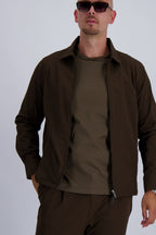 Les Brutes Tech overshirt brown. Wear it over a t-shirt as a perfect layer for extra refined looks. Crafted from premium Tech fabrics for men who value quality and timeless fashion. 