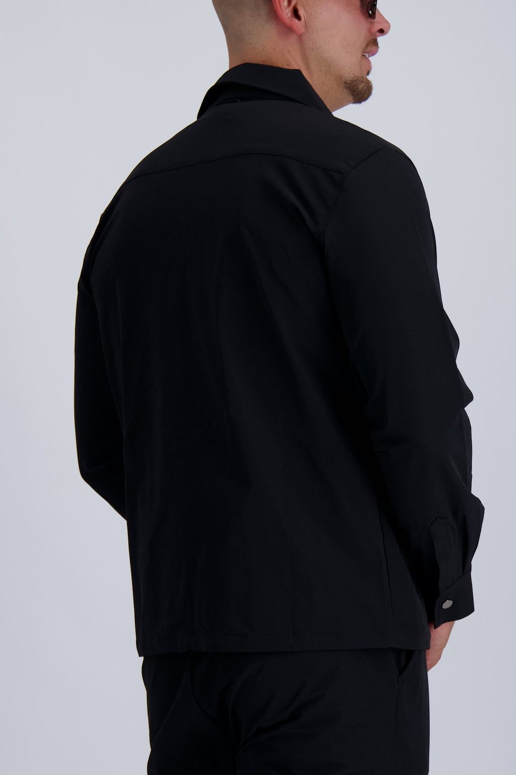 Les Brutes luxury Tech overshirt in black. Crafted with premium materials for comfort and long lasting joy