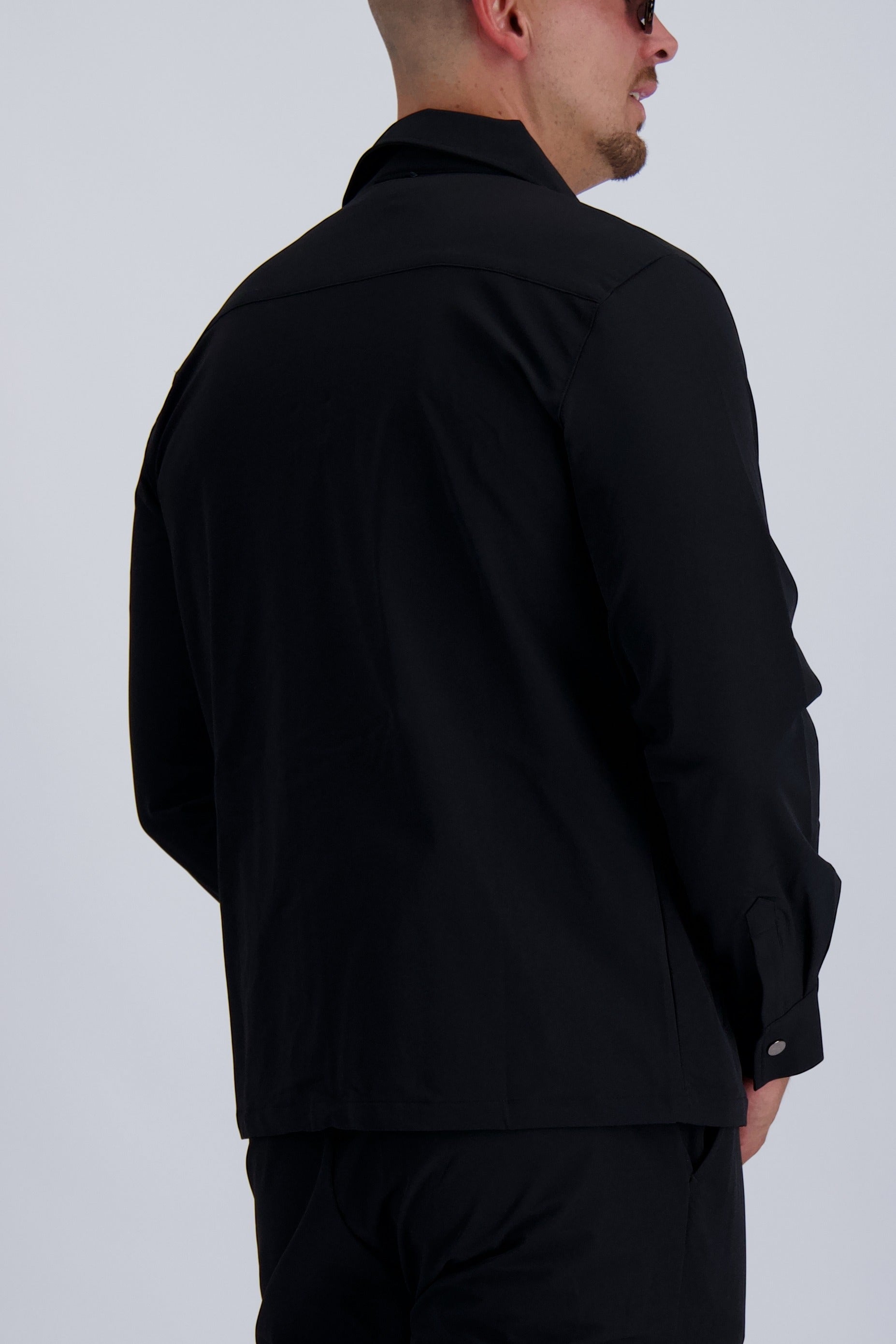 Les Brutes luxury Tech overshirt in black. Crafted with premium materials for comfort and long lasting joy