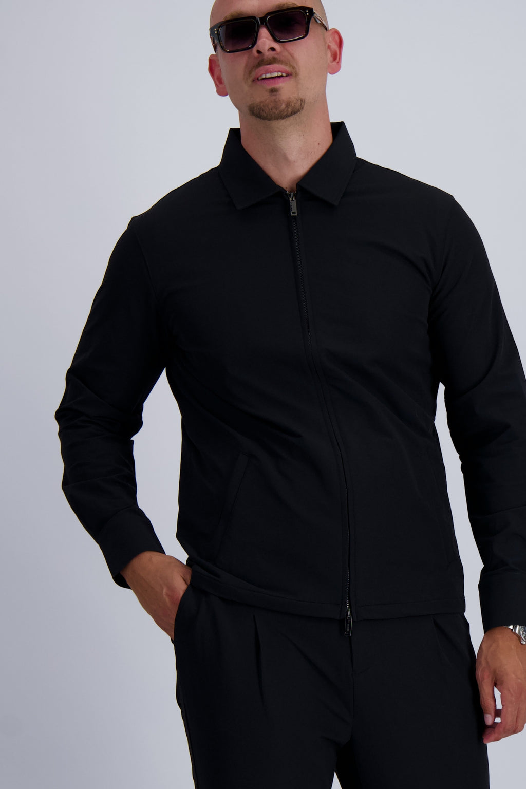 Les Brutes luxury Tech overshirt in black. Crafted with premium materials for comfort and long lasting joy