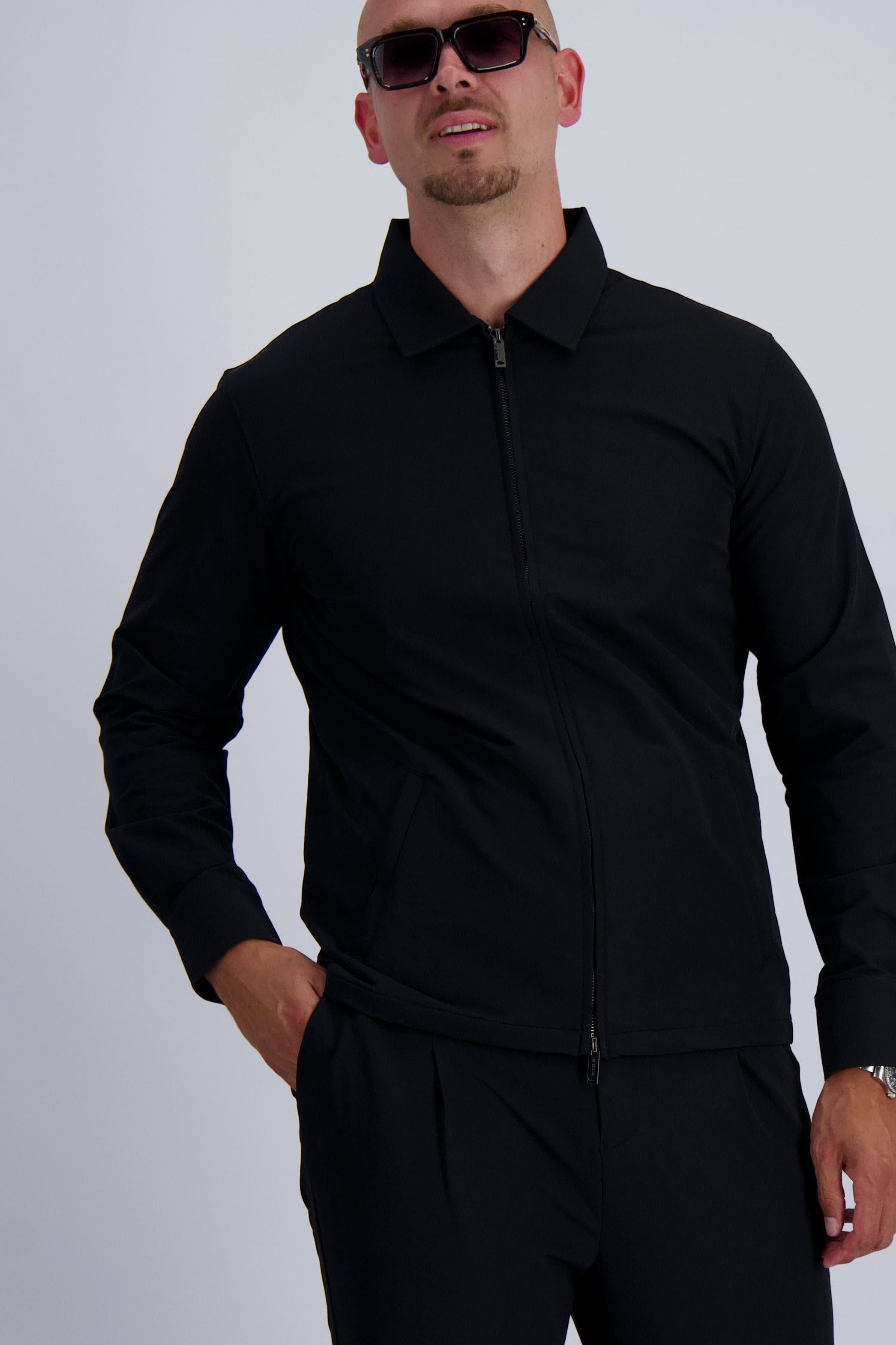 Les Brutes luxury Tech overshirt in black. Crafted with premium materials for comfort and long lasting joy
