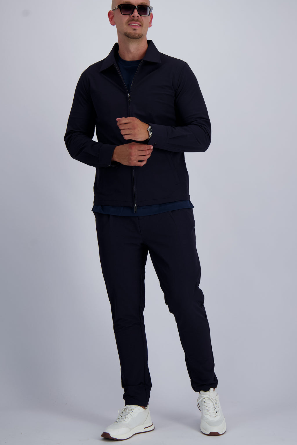 Les Brutes Tech suit in Navy or dark blue. A luxury matching set including a overshirt and trousers with high quality tech fabric. 