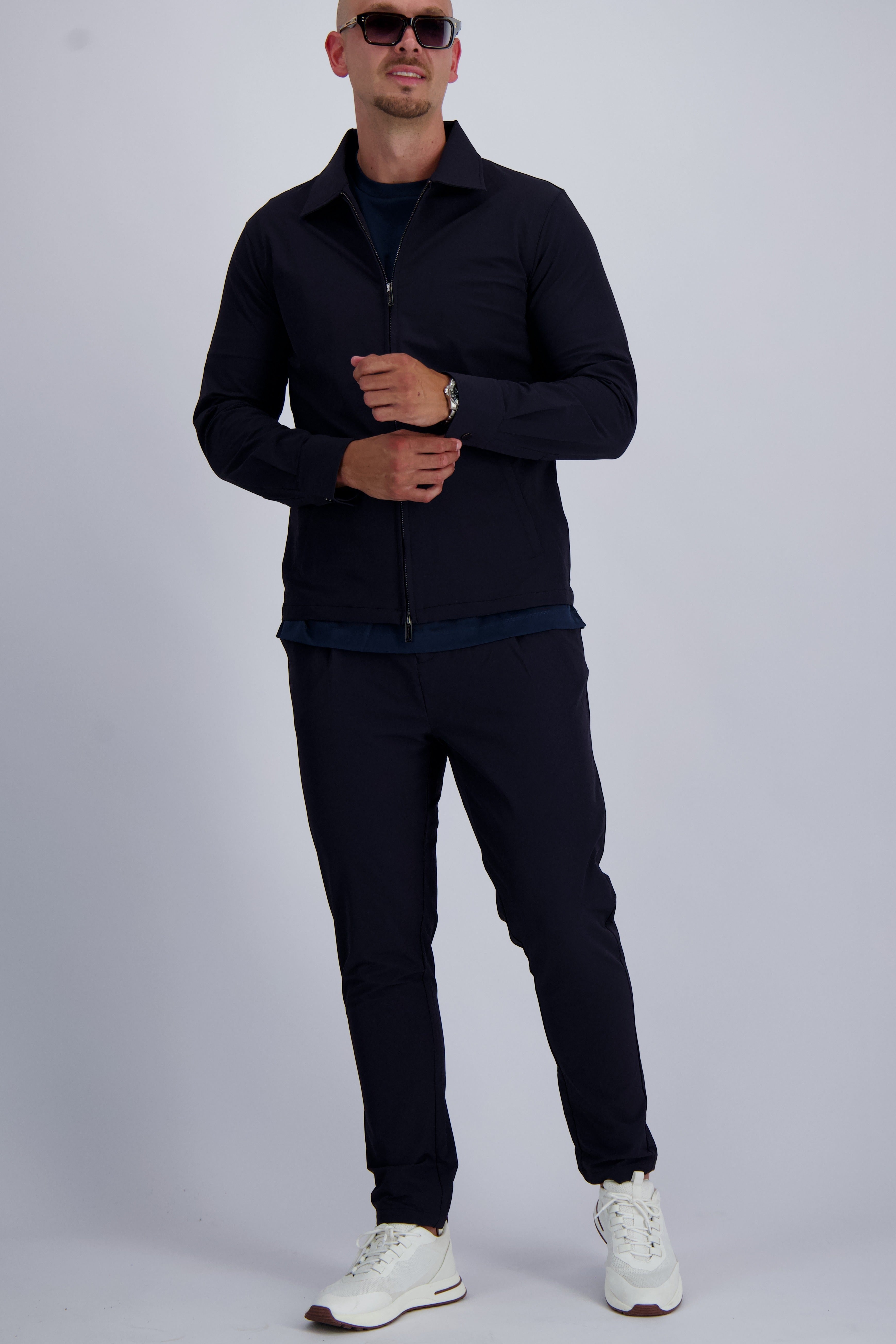 Les Brutes Tech suit in Navy or dark blue. A luxury matching set including a overshirt and trousers with high quality tech fabric. 