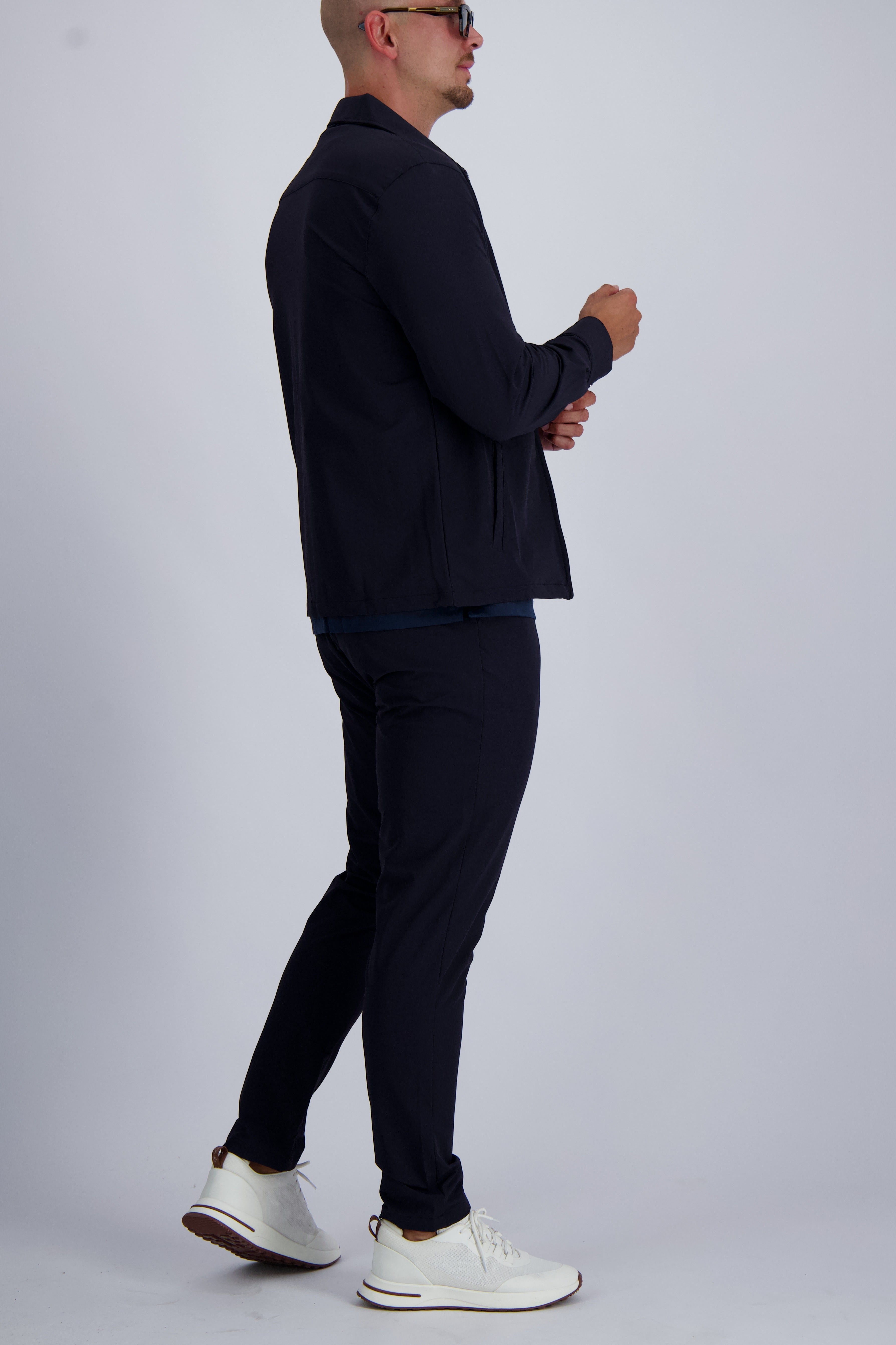 Les Brutes Tech suit in Navy or dark blue. A luxury matching set including a overshirt and trousers with high quality tech fabric. 