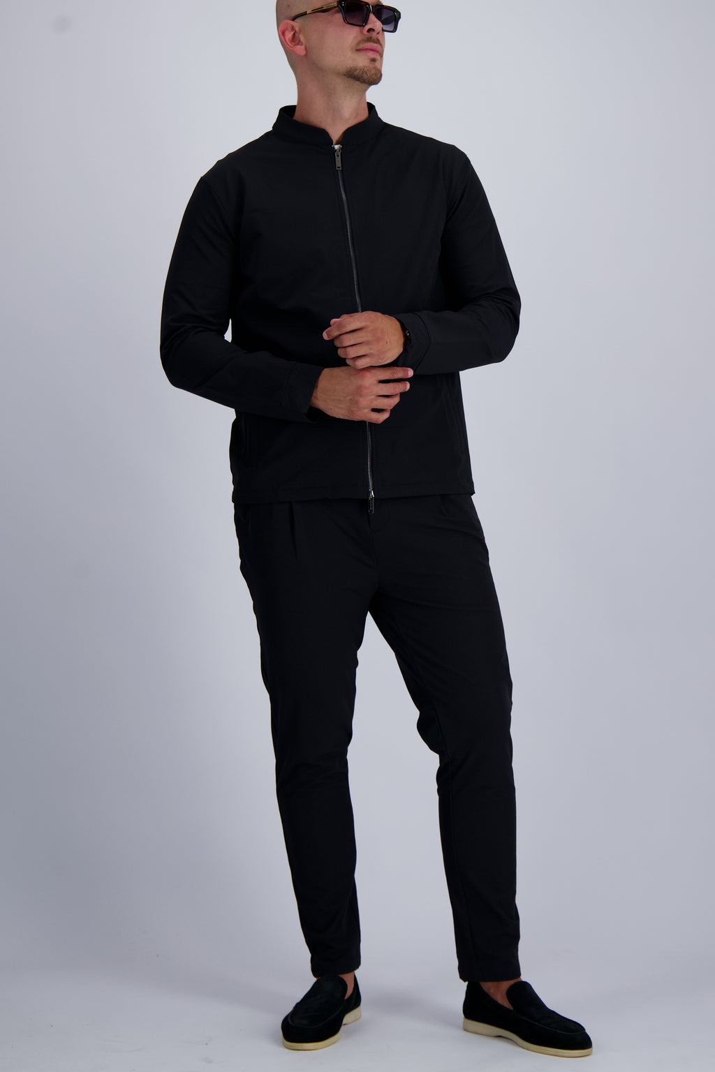 Les Brutes luxury Tech suit in black. A matching set including a Tech Jacket and trousers for men. 