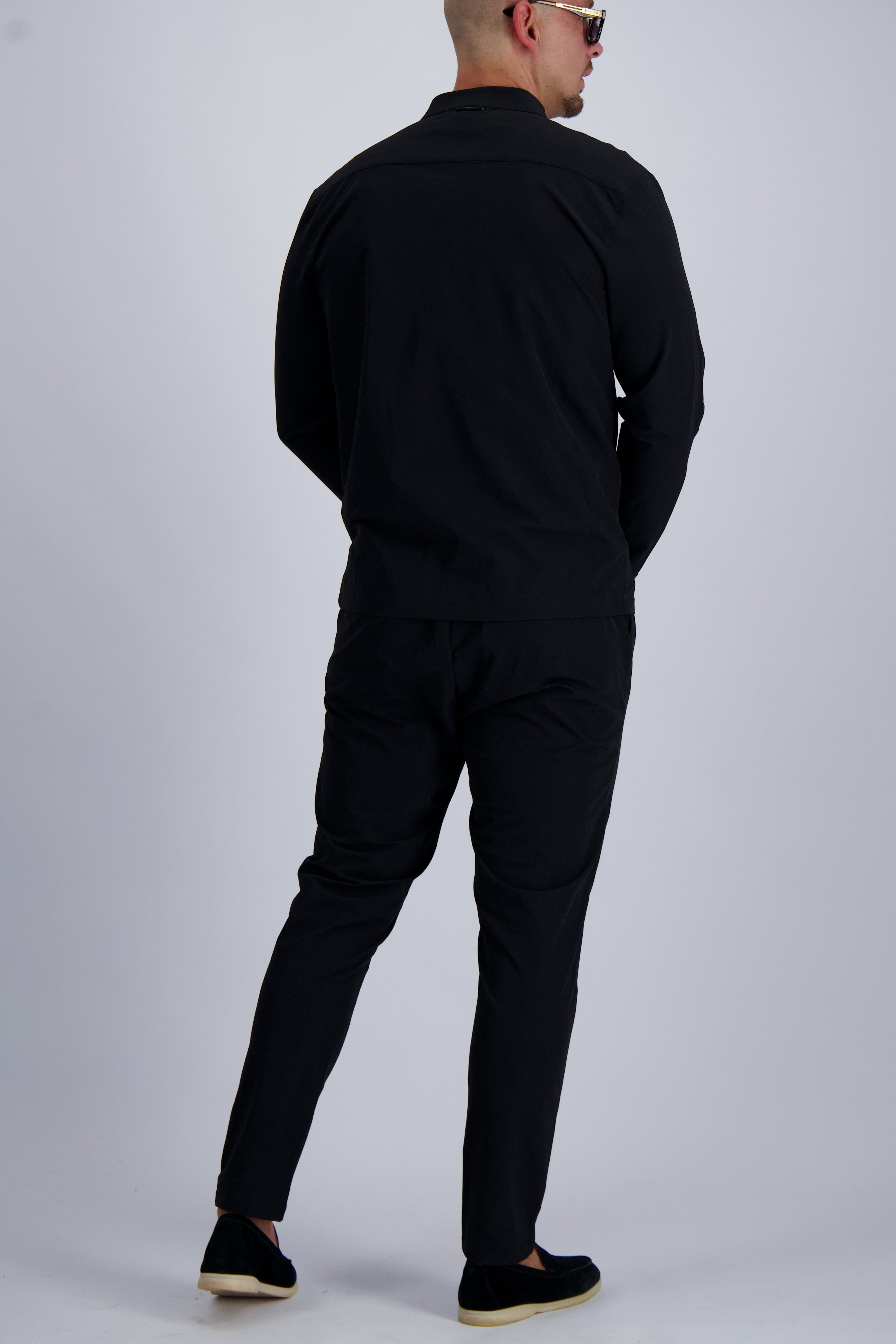 Les Brutes luxury Tech suit in black. A matching set including a Tech Jacket and trousers for men. 