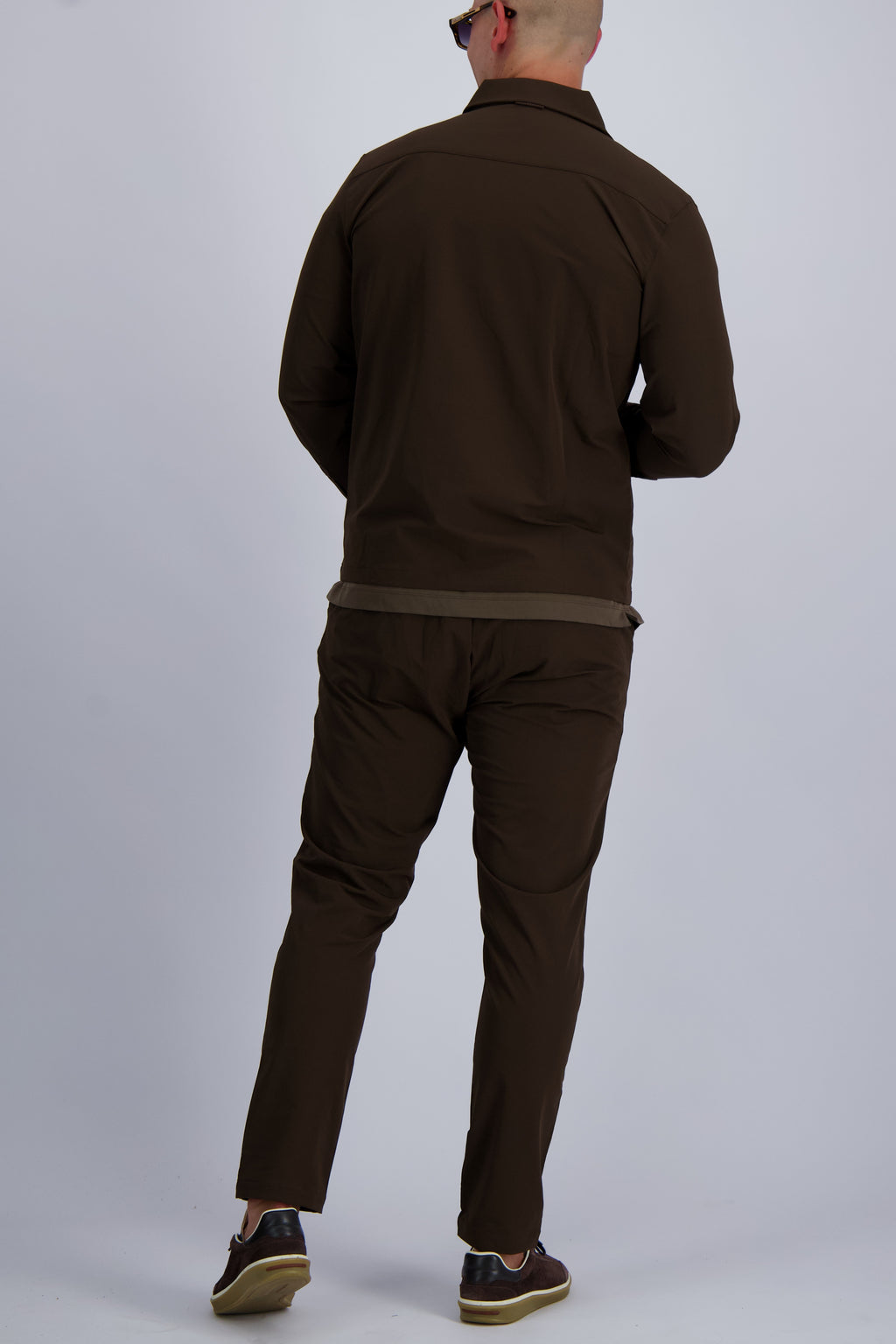 Les Brutes Tech suit in dark brown. A perfect matching luxury set for every ocassion. A premium essential for each season 