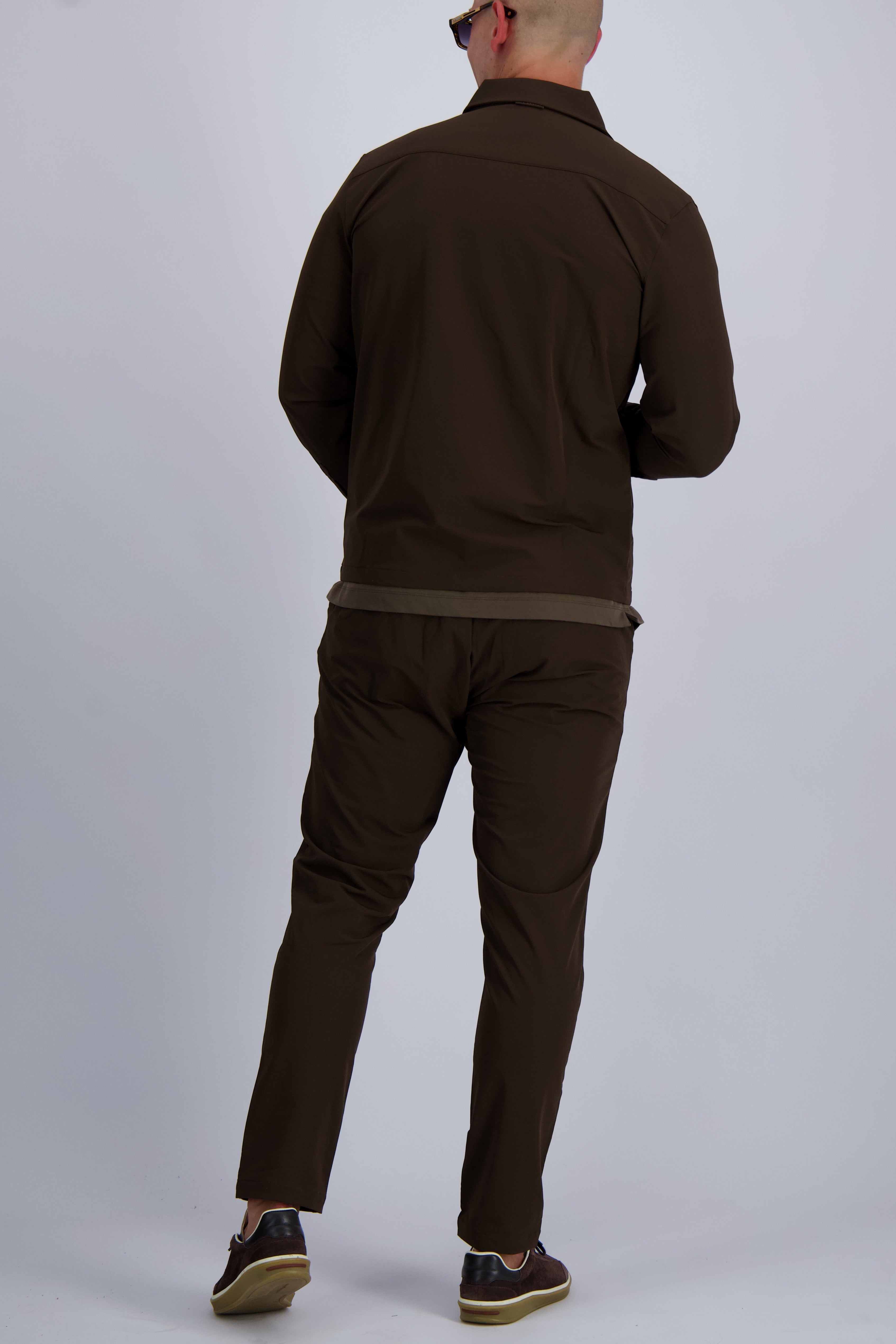 Les Brutes Tech suit in dark brown. A perfect matching luxury set for every ocassion. A premium essential for each season 