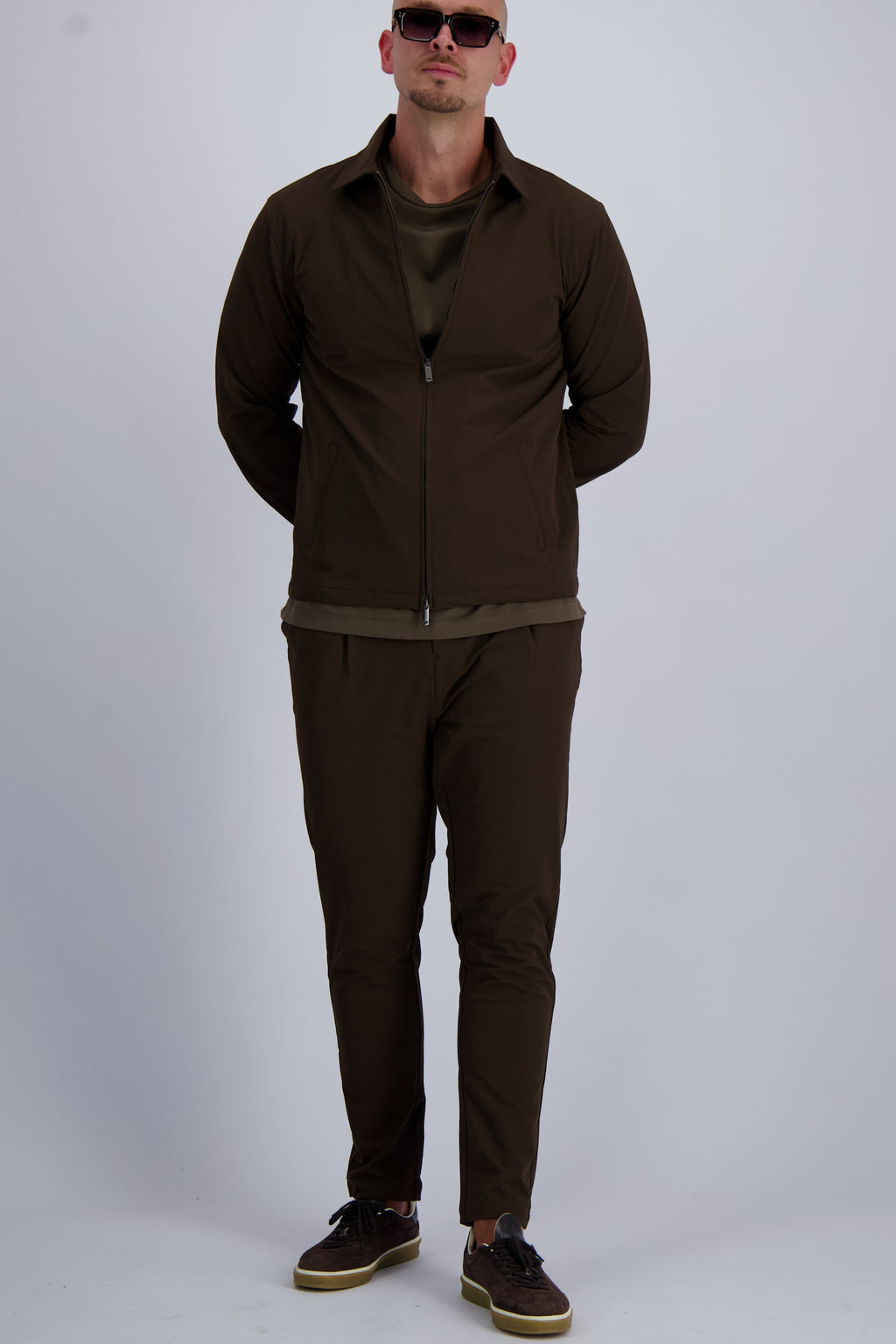 Les Brutes Tech suit in dark brown. A perfect matching luxury set for every ocassion. A premium essential for each season 