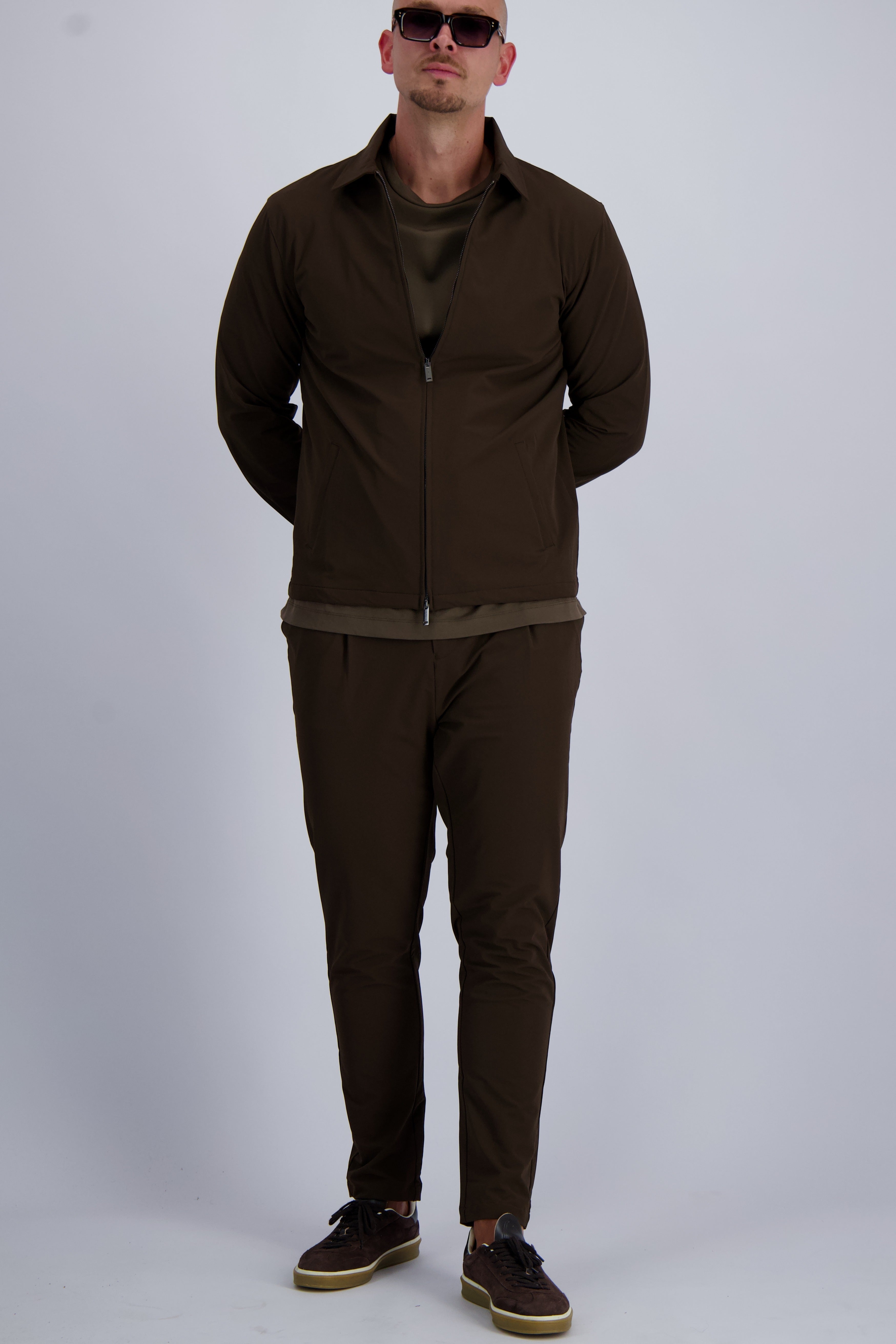 Les Brutes Tech suit in dark brown. A perfect matching luxury set for every ocassion. A premium essential for each season 