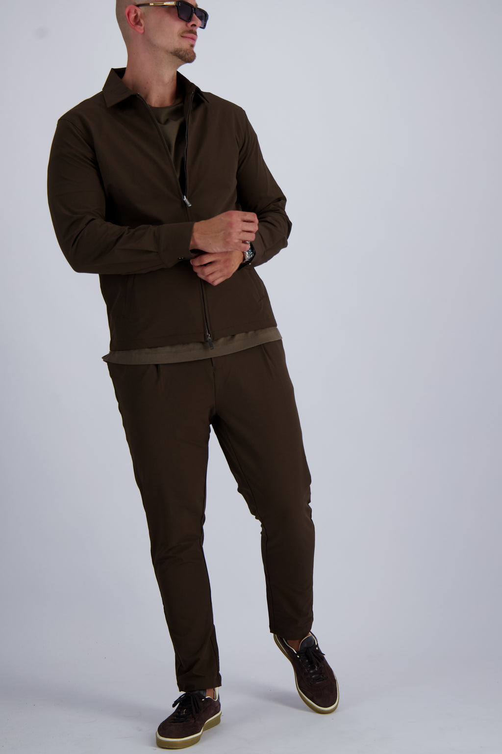 Les Brutes Tech suit in dark brown. A perfect matching luxury set for every ocassion. A premium essential for each season 