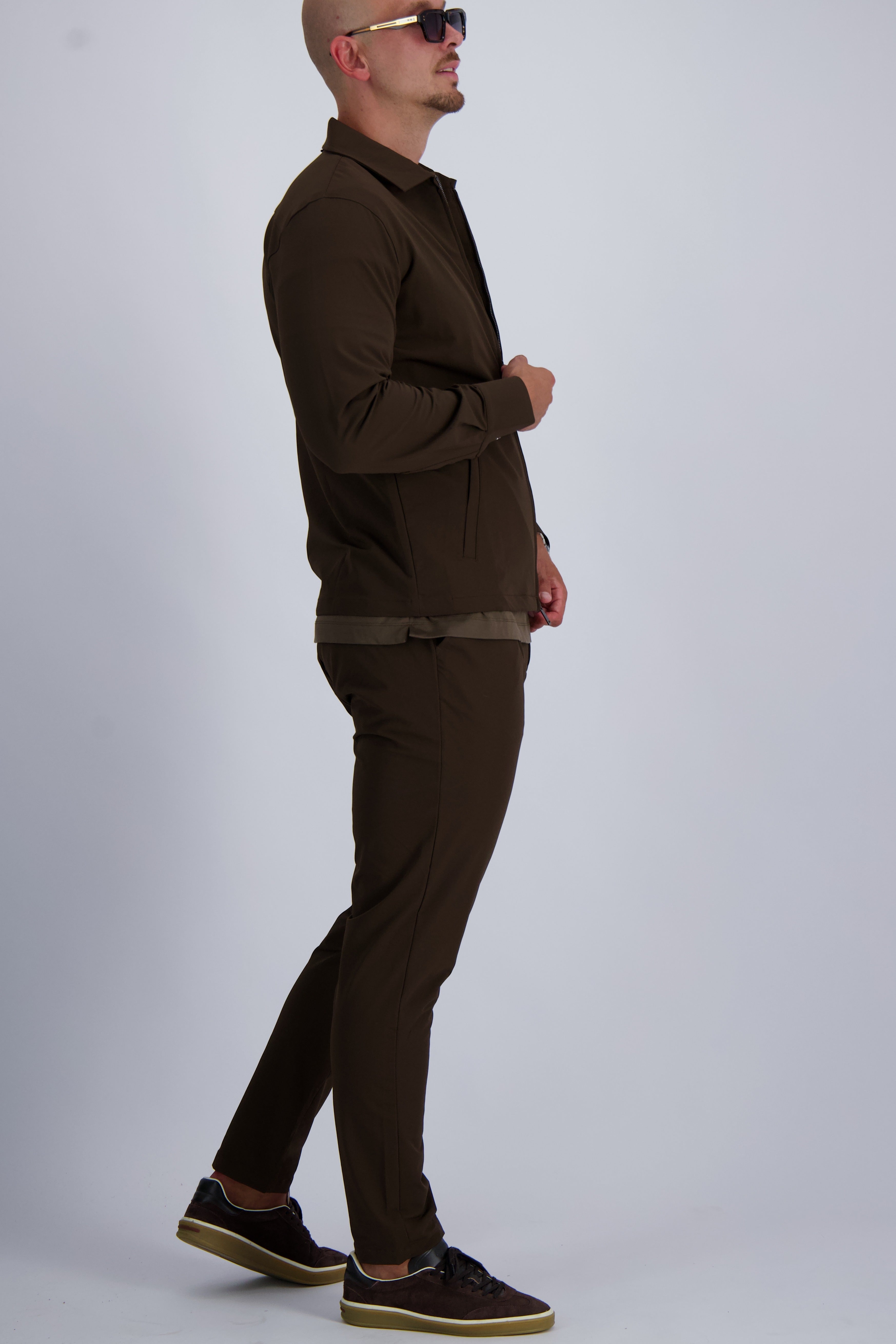 Les Brutes Tech suit in dark brown. A perfect matching luxury set for every ocassion. A premium essential for each season 