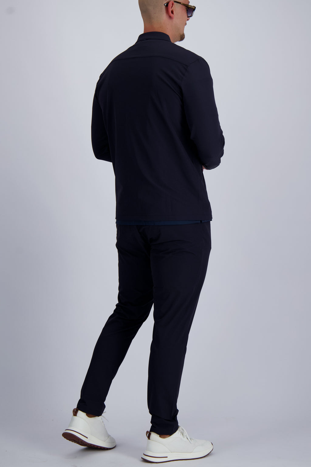 Les Brutes Tech set in Navy. Premium Tech suit with a Tech jacket and trousers in Navy blue. Timeless design for men who like smart casual wear. 