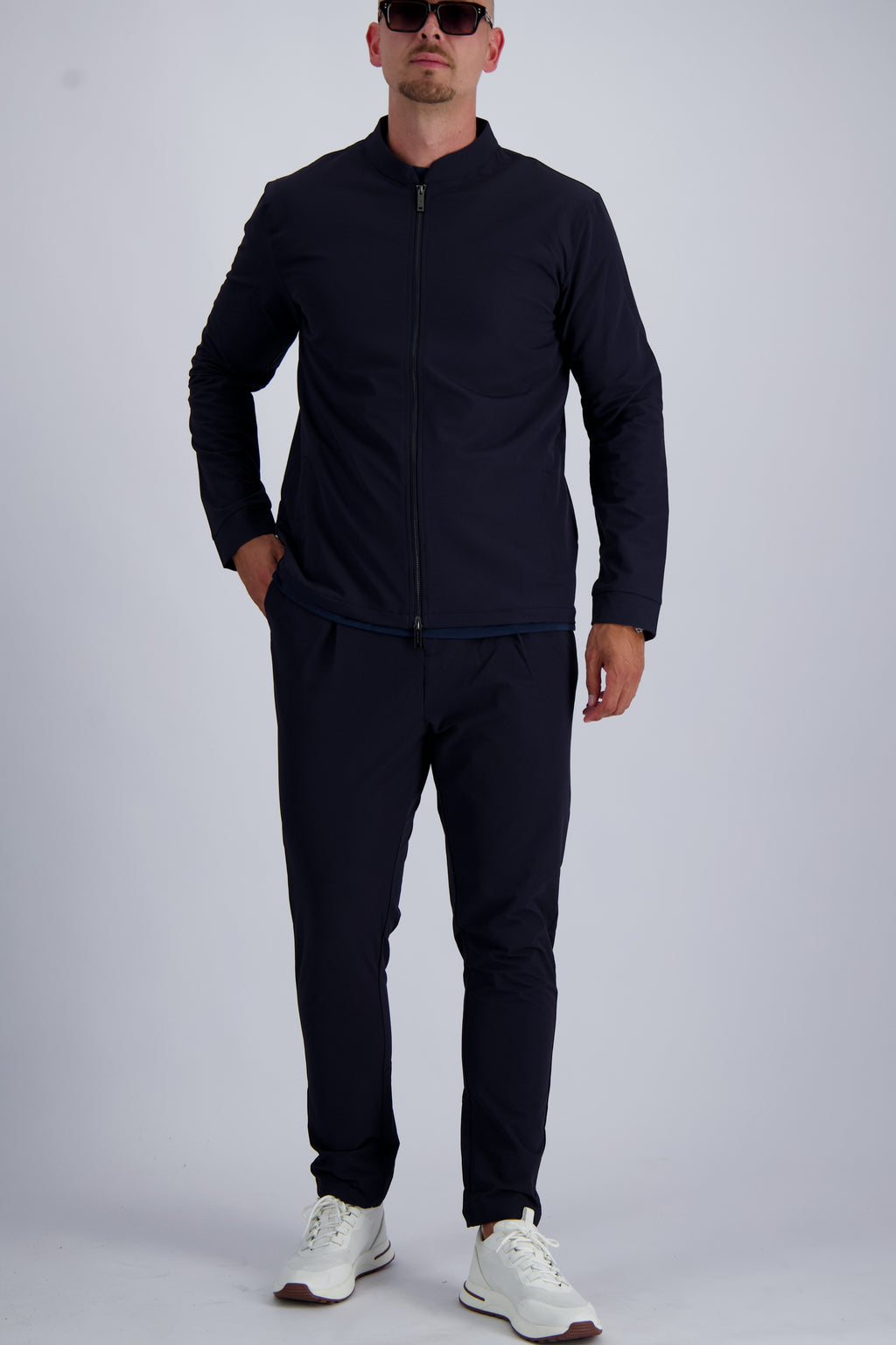 Les Brutes Tech set in Navy. Premium Tech suit with a Tech jacket and trousers in Navy blue. Timeless design for men who like smart casual wear. 