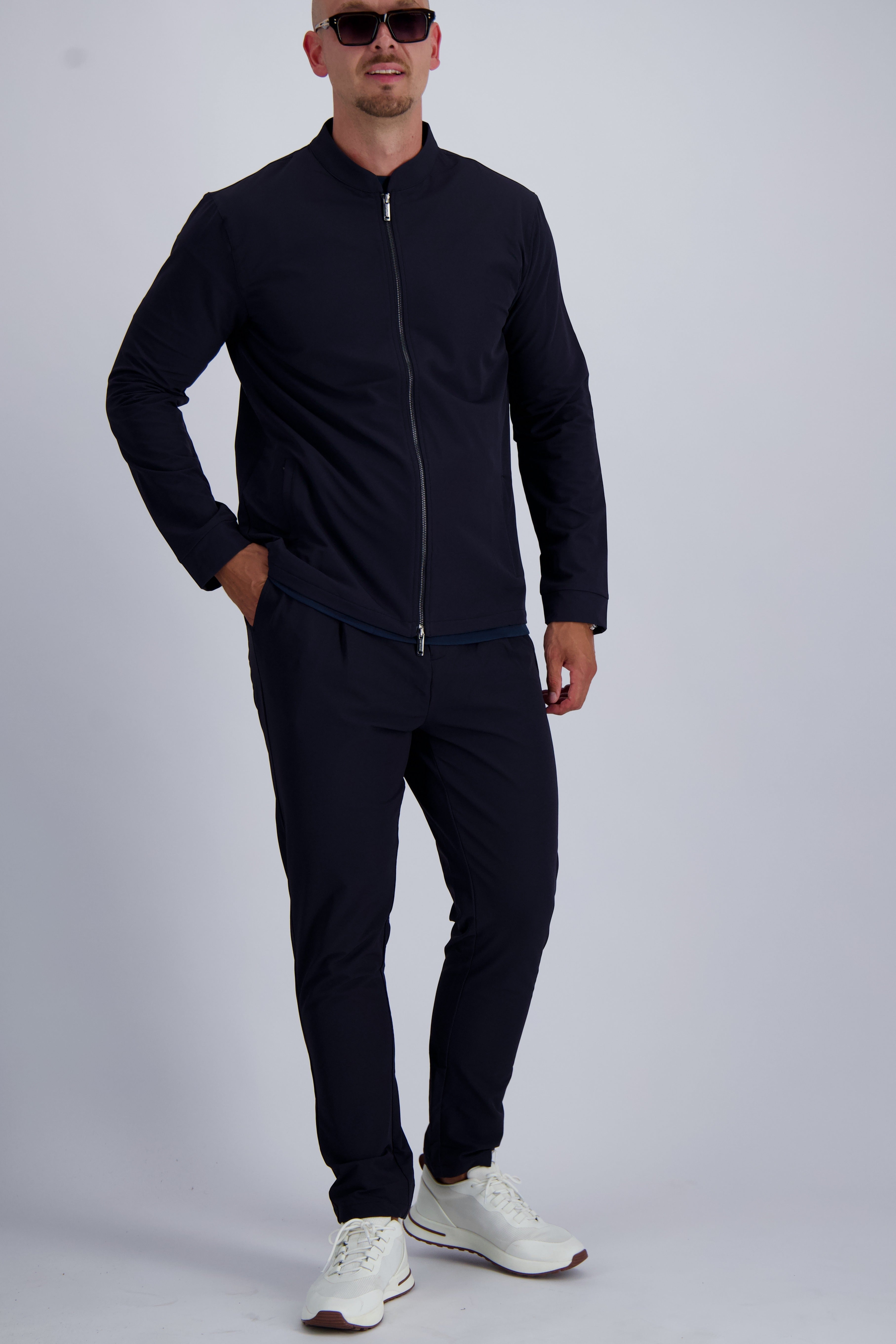 Les Brutes Tech set in Navy. Premium Tech suit with a Tech jacket and trousers in Navy blue. Timeless design for men who like smart casual wear. 