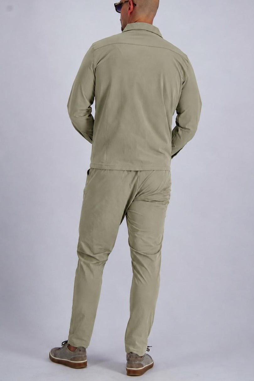 Les Brutes premium tech set in beige. Overshirt and matching trousers. 