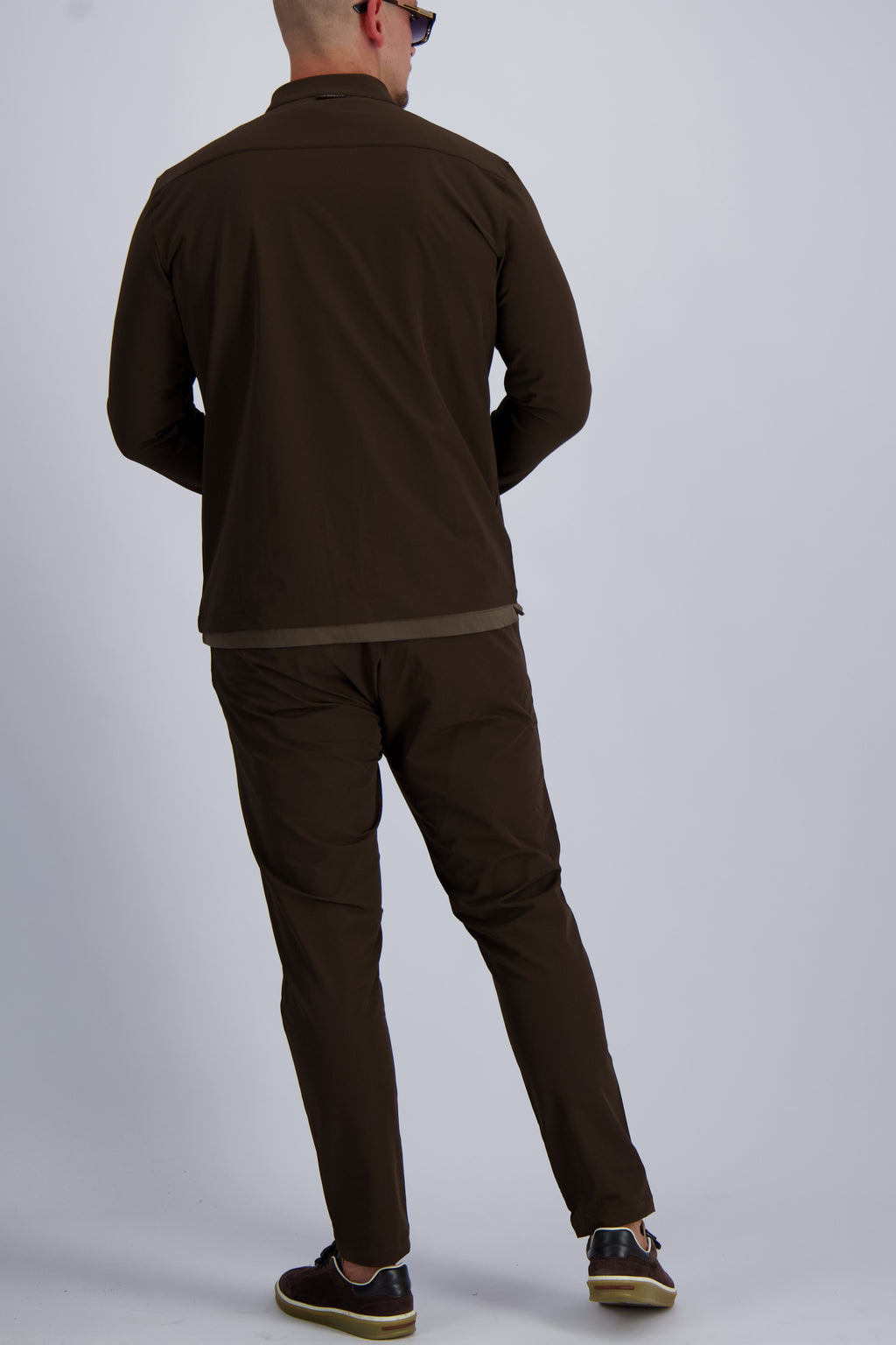 Les Brutes matching Tech suit including a Tech jacket and trousers in dark brown. Made with premium materials for extra comfort and a good fitting.