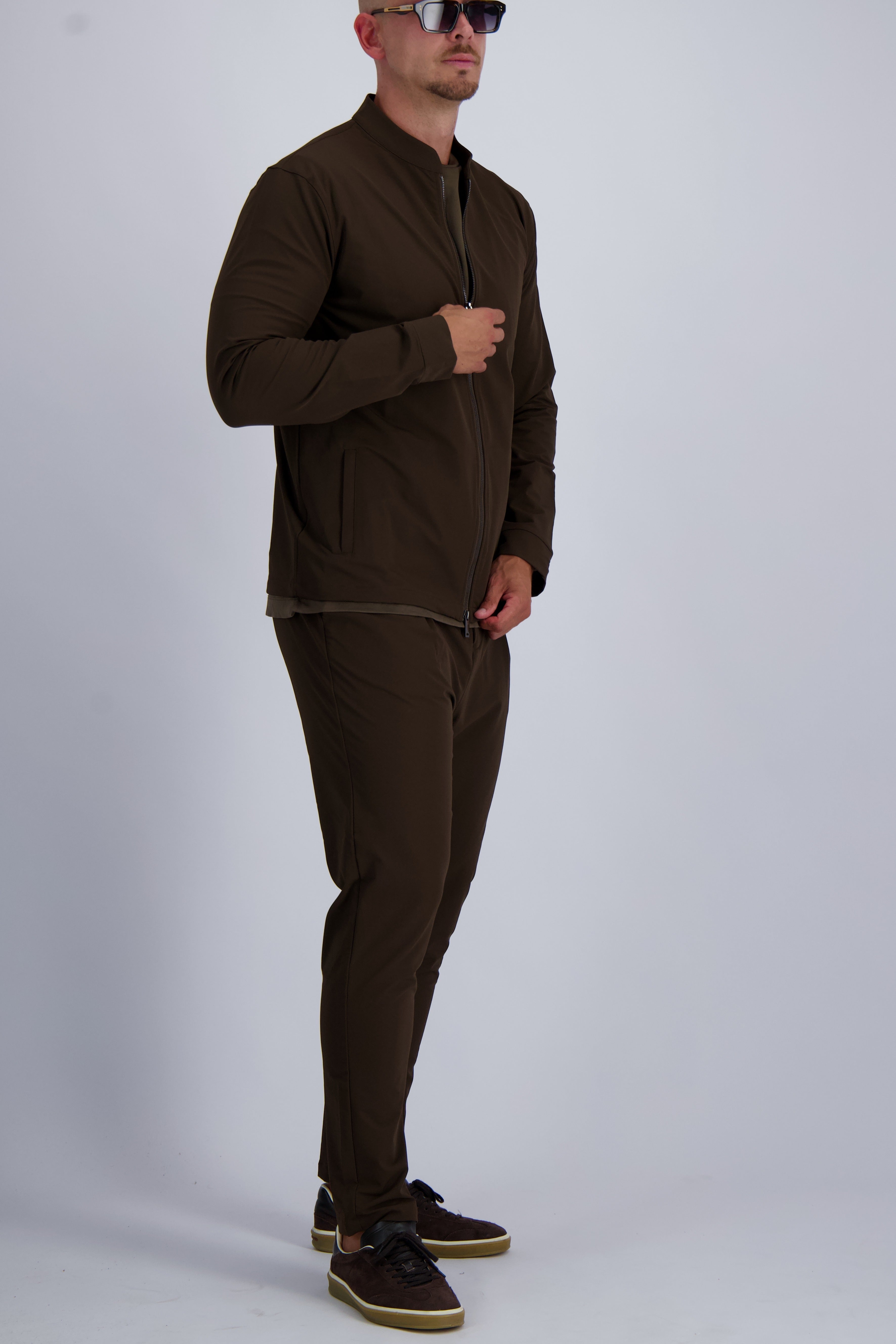 Les Brutes matching Tech suit including a Tech jacket and trousers in dark brown. Made with premium materials for extra comfort and a good fitting.