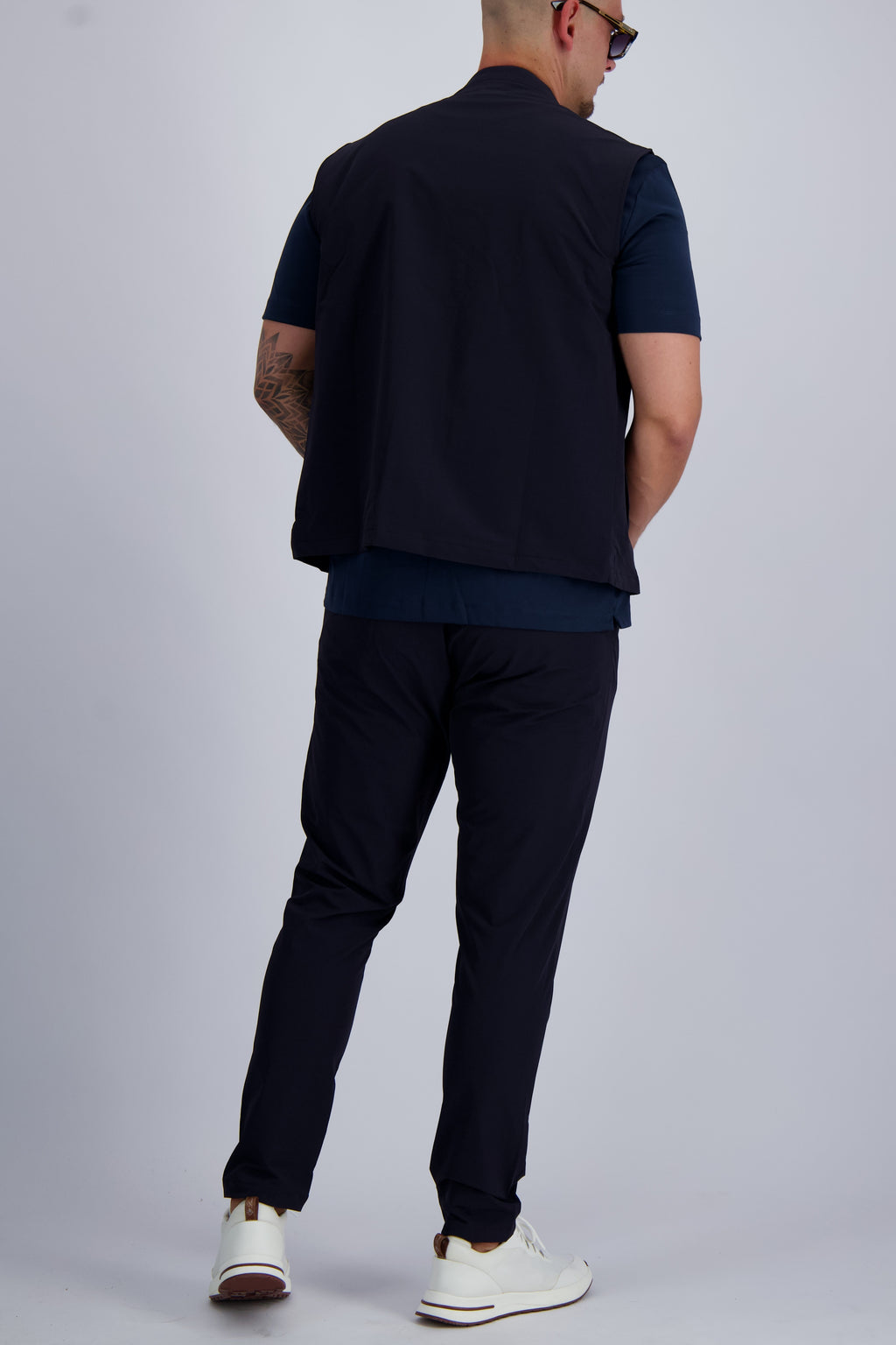 Les Brutes Tech set in Navy. Luxury Bodywarmer and matching trousers with a minimalist design. Crafted with premium fabrics for men who like timeless fashion. 