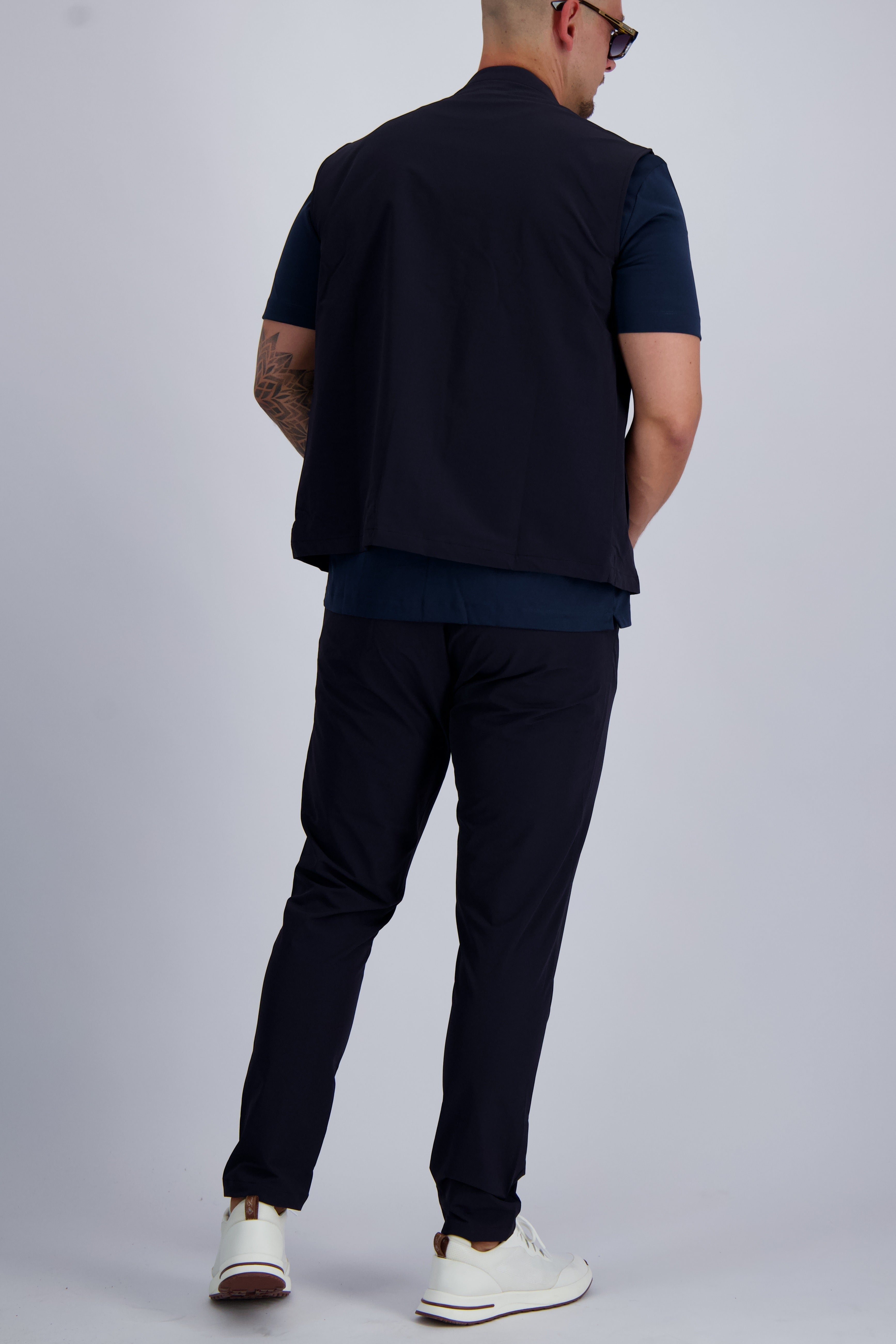 Les Brutes Tech set in Navy. Luxury Bodywarmer and matching trousers with a minimalist design. Crafted with premium fabrics for men who like timeless fashion. 