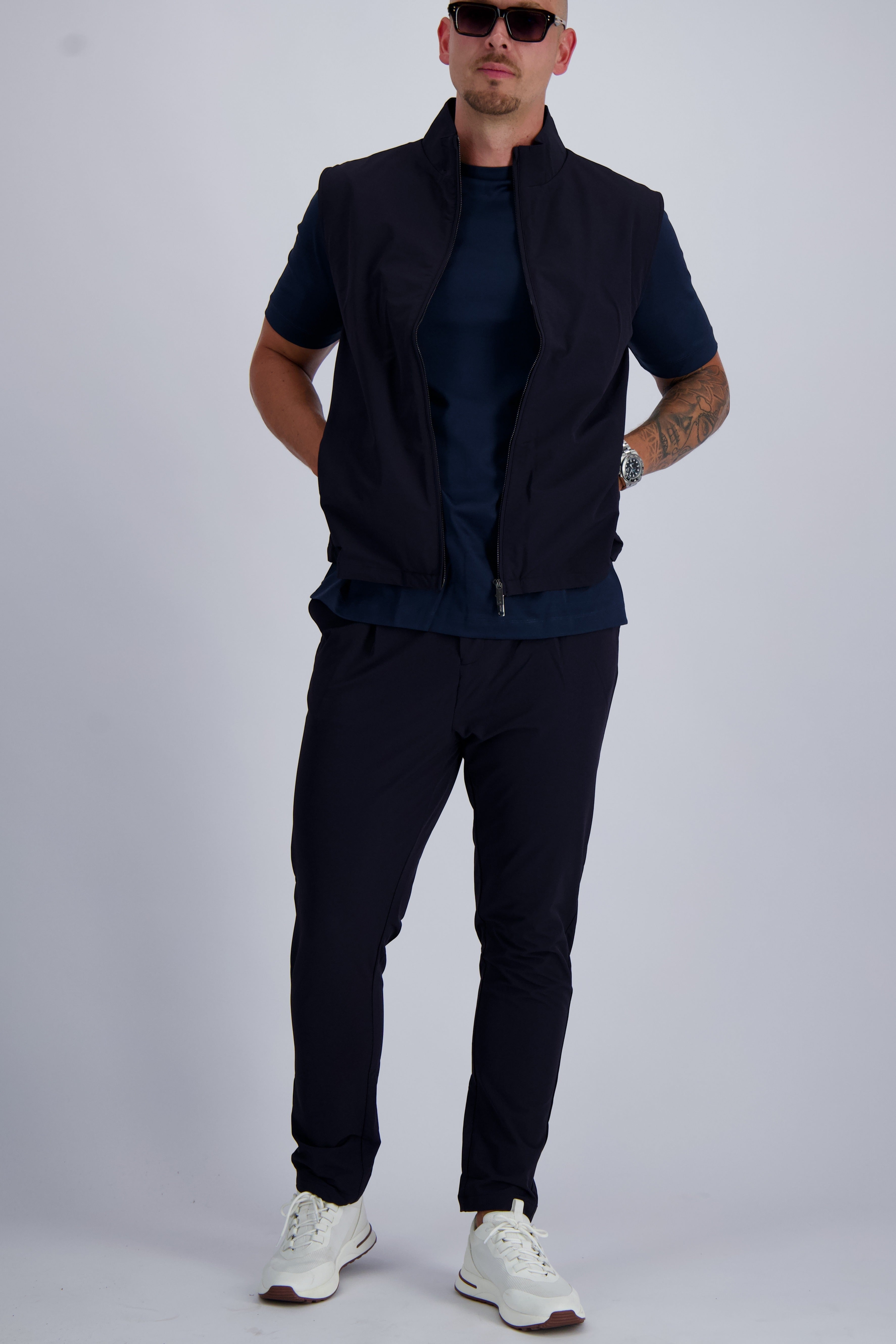 Les Brutes Tech set in Navy. Bodywarmer and matching trousers with a minimalist design. Crafted with premium fabrics for men who like timeless fashion. 