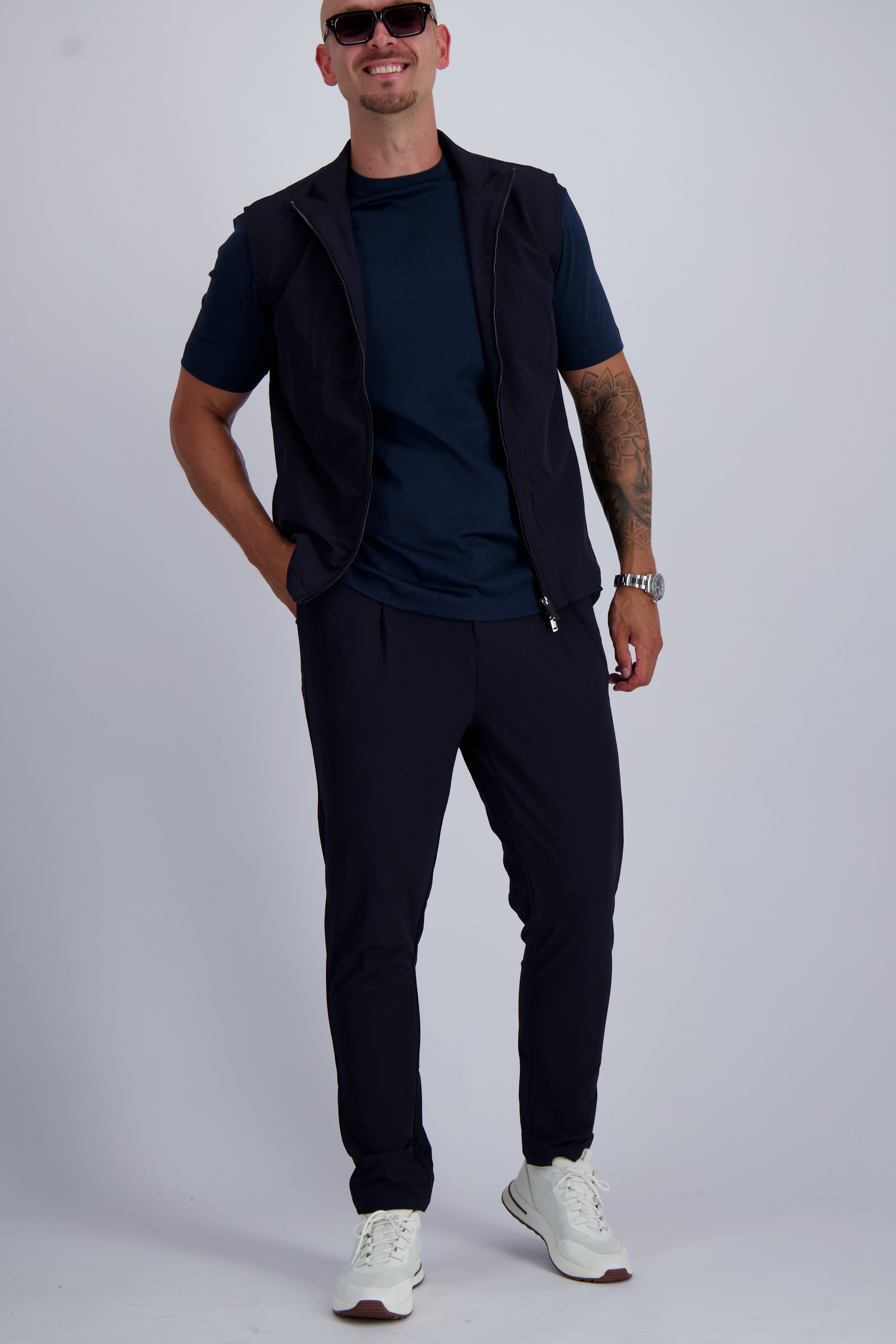 Les Brutes Tech set in Navy. Luxury Bodywarmer and matching trousers with a minimalist design. Crafted with premium fabrics for men who like timeless fashion. 