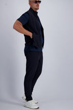 Les Brutes Tech set in Navy. Luxury Bodywarmer and matching trousers with a minimalist design. Crafted with premium fabrics for men who like timeless fashion. 