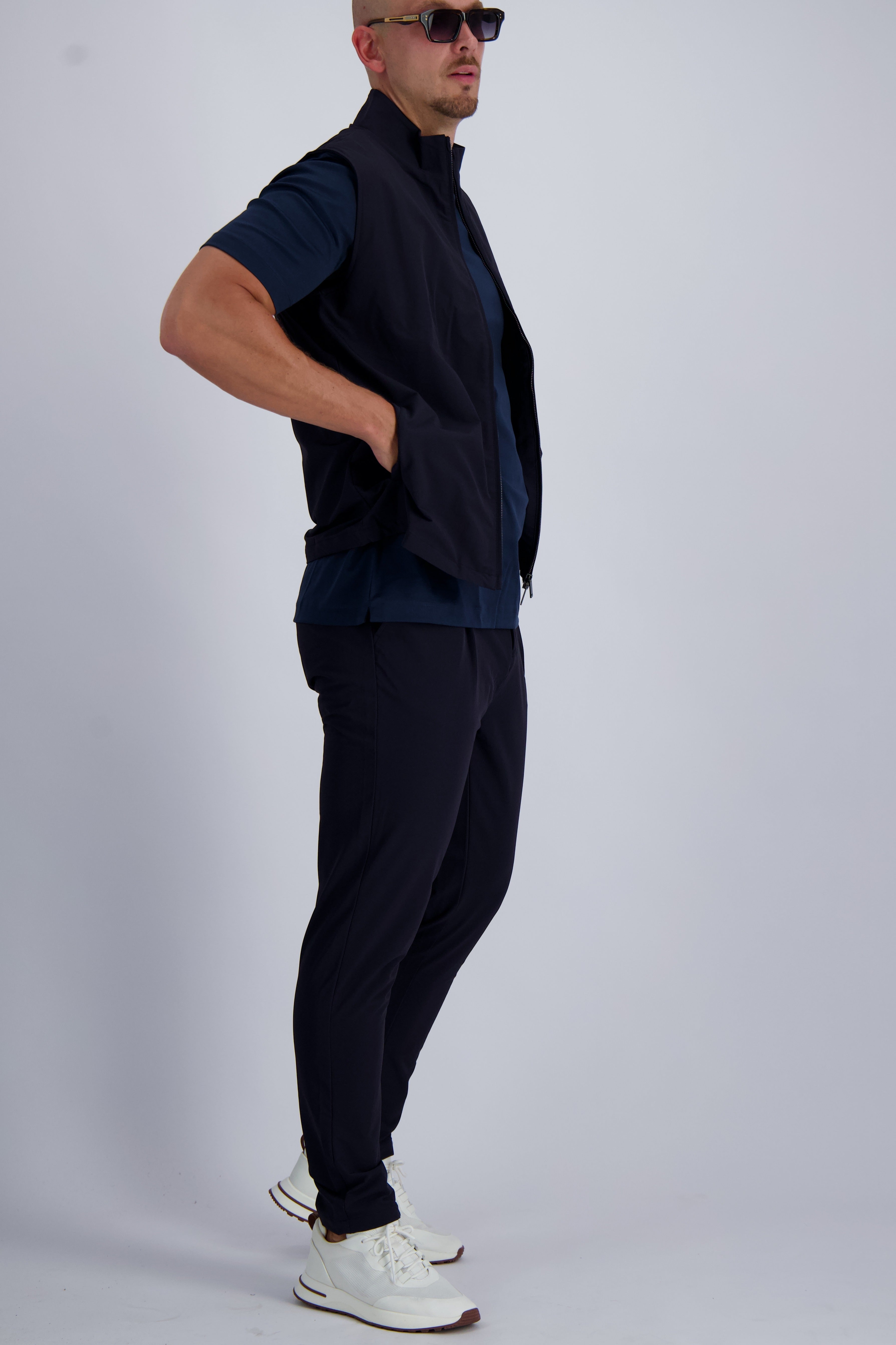 Les Brutes Tech set in Navy. Luxury Bodywarmer and matching trousers with a minimalist design. Crafted with premium fabrics for men who like timeless fashion. 