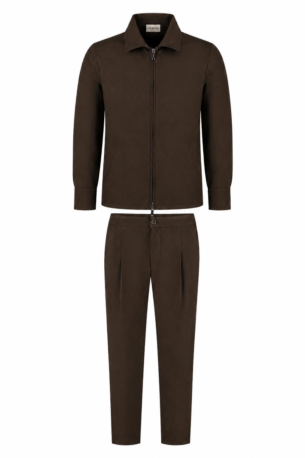 Les Brutes matching tech suit. A overshirt and matching trousers in dark brown. Premium quality, crafted with luxury technical fabrics. 
