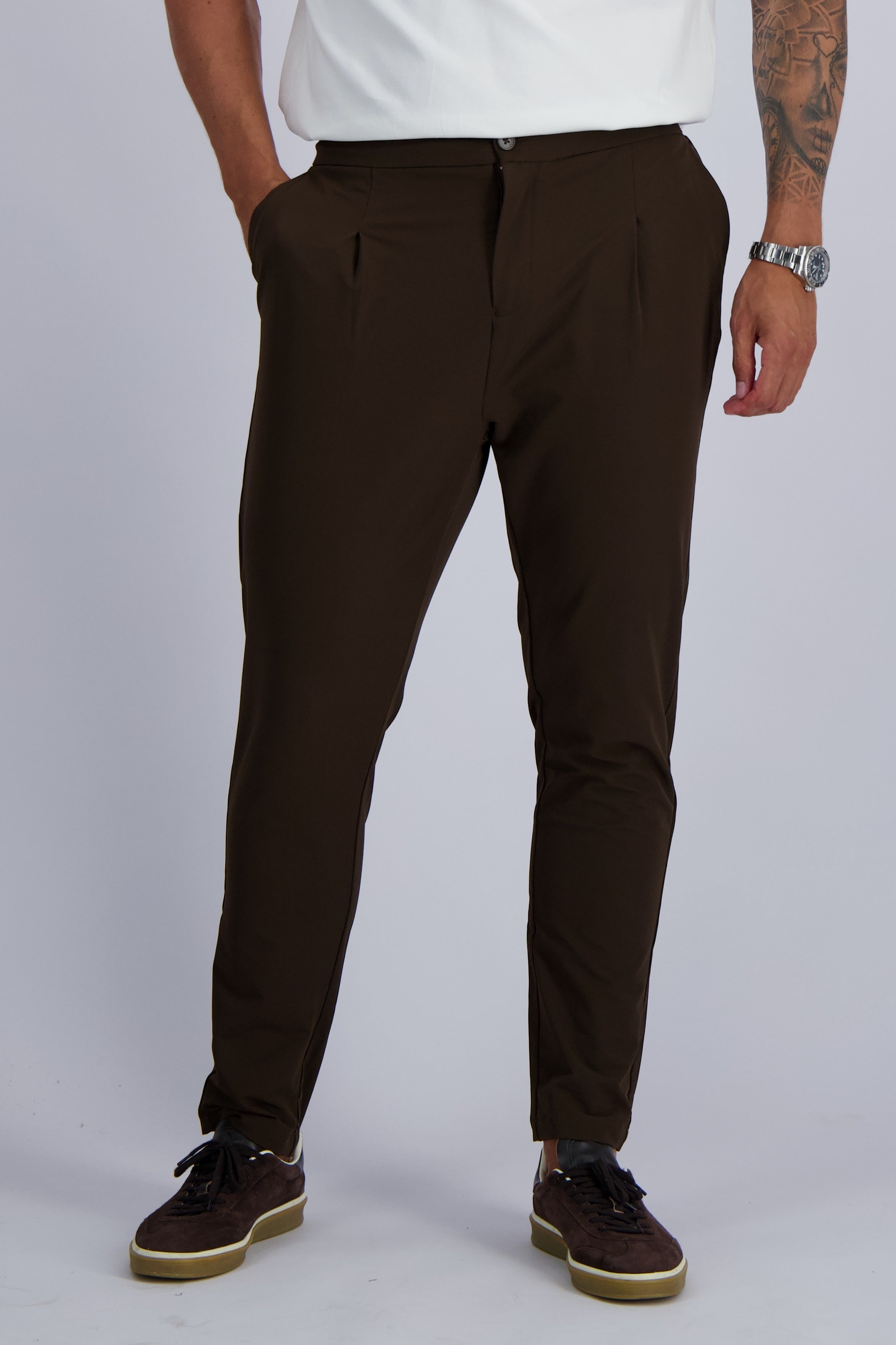 Les Brutes premium Tech trousers in brown. A perfect match for casual and smart ocassions. 