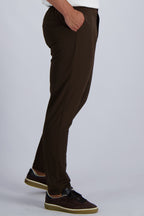 Les Brutes premium Tech trousers in brown. A perfect match for casual and smart ocassions. 