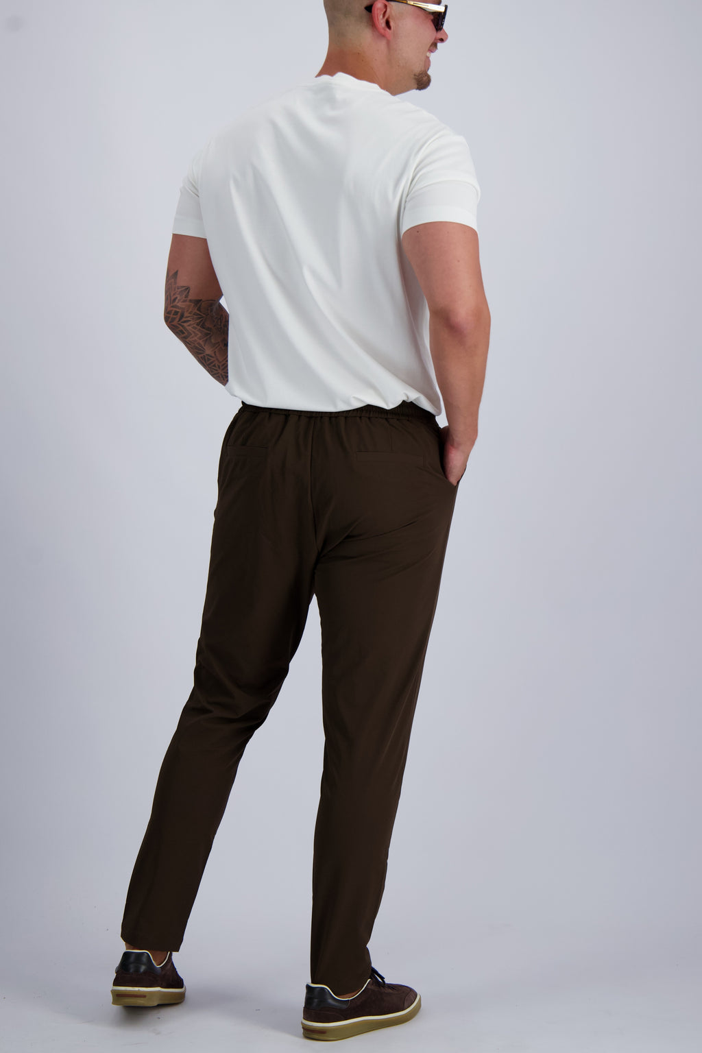Les Brutes Tech trousers in dark brown. Crafted with high quality fabrics for long lasting use and luxury looks. 