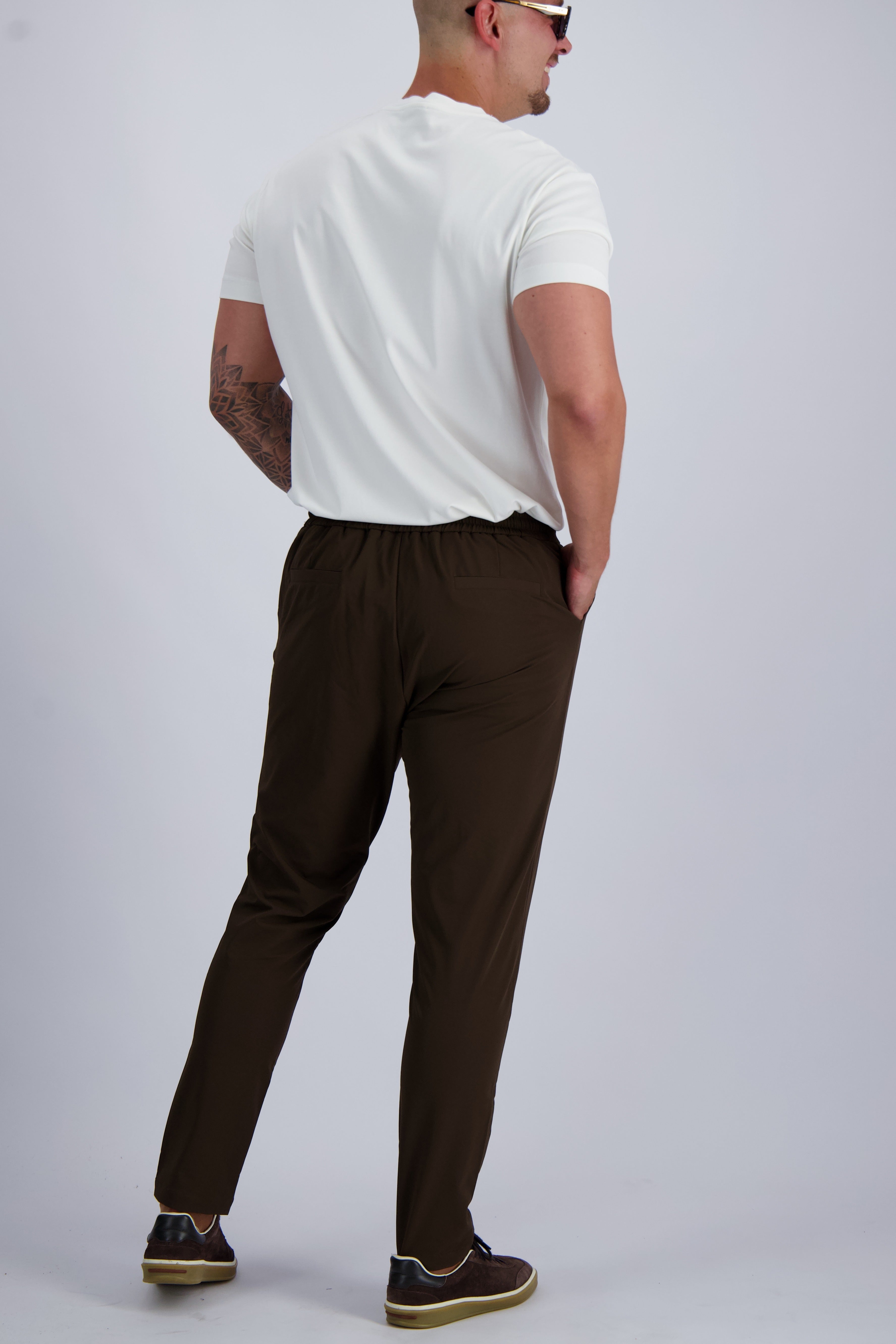 Les Brutes Tech trousers in dark brown. Crafted with high quality fabrics for long lasting use and luxury looks. 