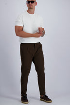 Les Brutes Tech trousers in dark brown. Crafted with high quality fabrics for long lasting use and luxury looks. 