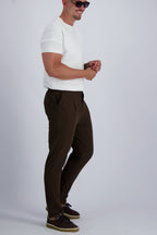 Les Brutes Tech trousers in dark brown. Crafted with high quality fabrics for long lasting use and luxury looks. 